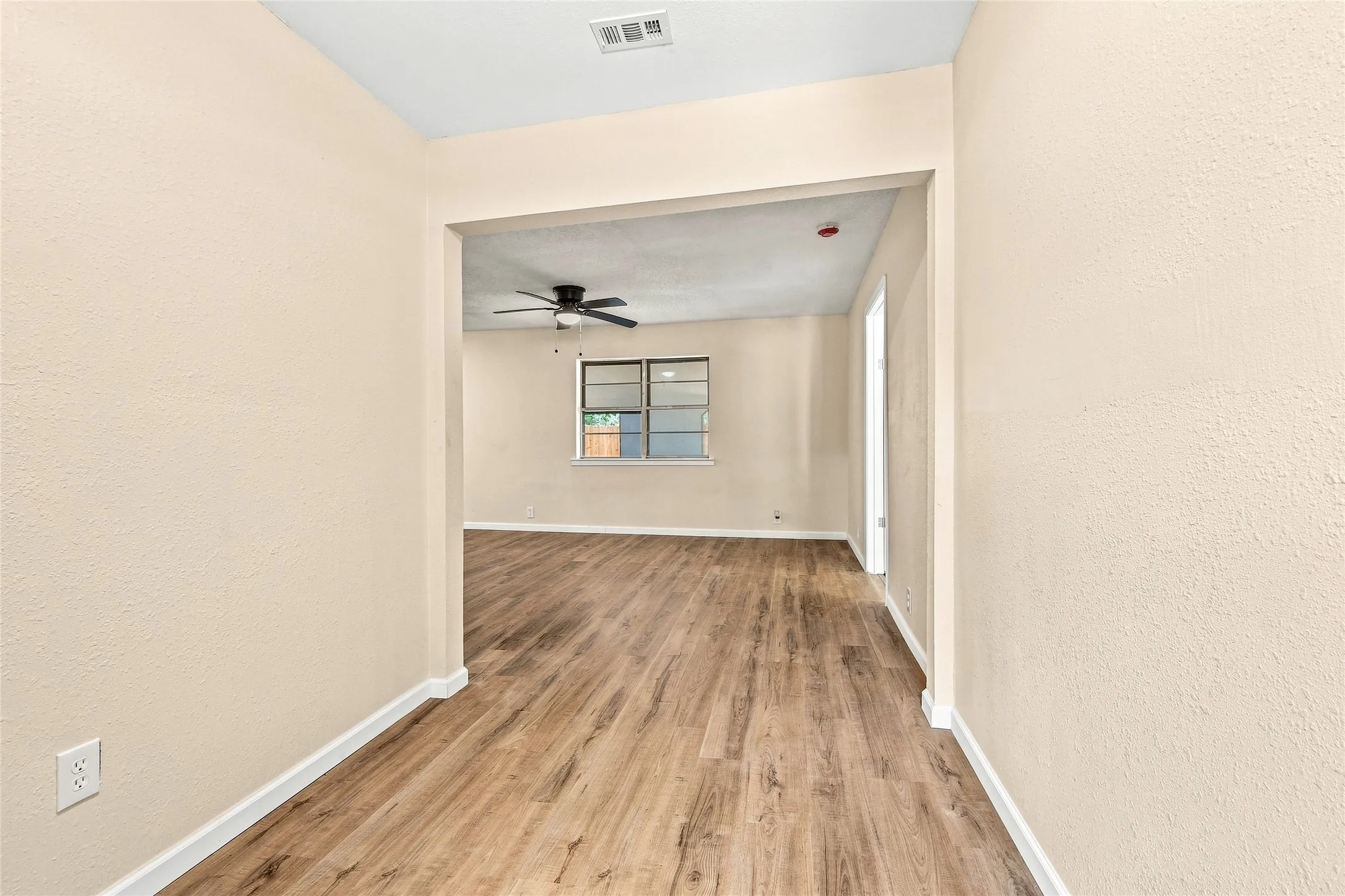 Single Family Residence For Sale in Tarrant County , 702 Jonathan Lane, Arlington, Texas 76010, 4 Bedroom, 2 Bathroom, Garage spaces, 1,365 Sqft, built in 1955, mls#21379382, Real Estate Agent in Arlington, Homes For Sale in Tarrant county, Homes For Sale in Arlington, Realtor in Arlington Texas, Real Estate Brokerage Independent Realty Texas, Luminita Cordes Realtor