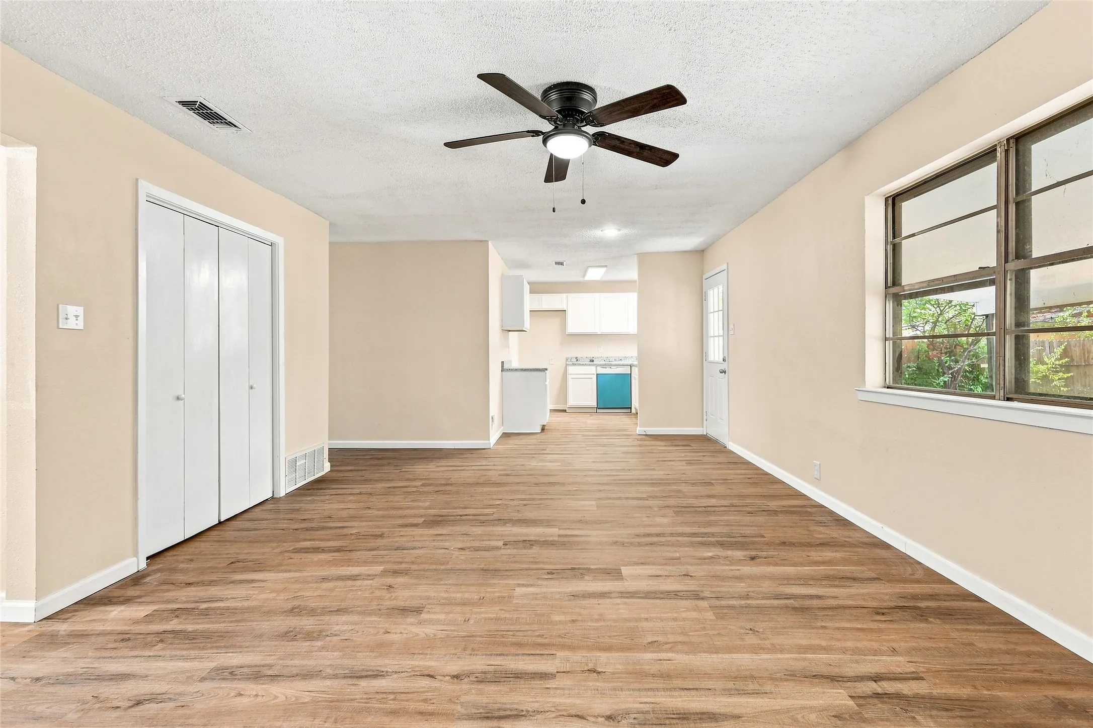 Single Family Residence For Sale in Tarrant County , 702 Jonathan Lane, Arlington, Texas 76010, 4 Bedroom, 2 Bathroom, Garage spaces, 1,365 Sqft, built in 1955, mls#21379382, Real Estate Agent in Arlington, Homes For Sale in Tarrant county, Homes For Sale in Arlington, Realtor in Arlington Texas, Real Estate Brokerage Independent Realty Texas, Luminita Cordes Realtor