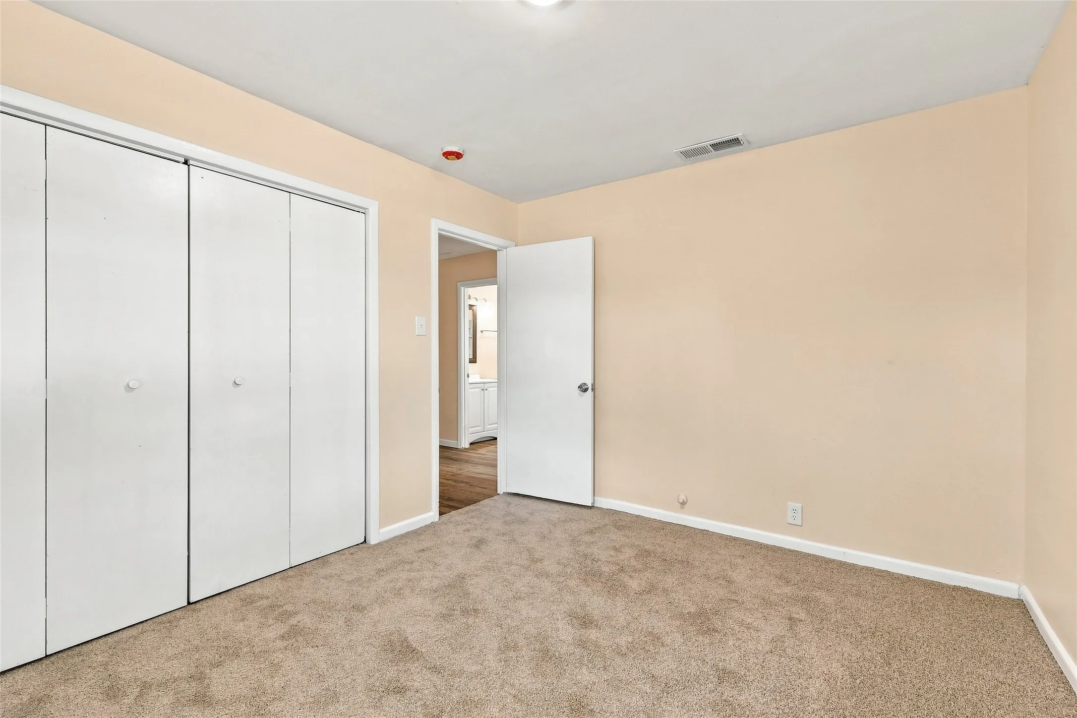 Single Family Residence For Sale in Tarrant County , 702 Jonathan Lane, Arlington, Texas 76010, 4 Bedroom, 2 Bathroom, Garage spaces, 1,365 Sqft, built in 1955, mls#21379382, Real Estate Agent in Arlington, Homes For Sale in Tarrant county, Homes For Sale in Arlington, Realtor in Arlington Texas, Real Estate Brokerage Independent Realty Texas, Luminita Cordes Realtor