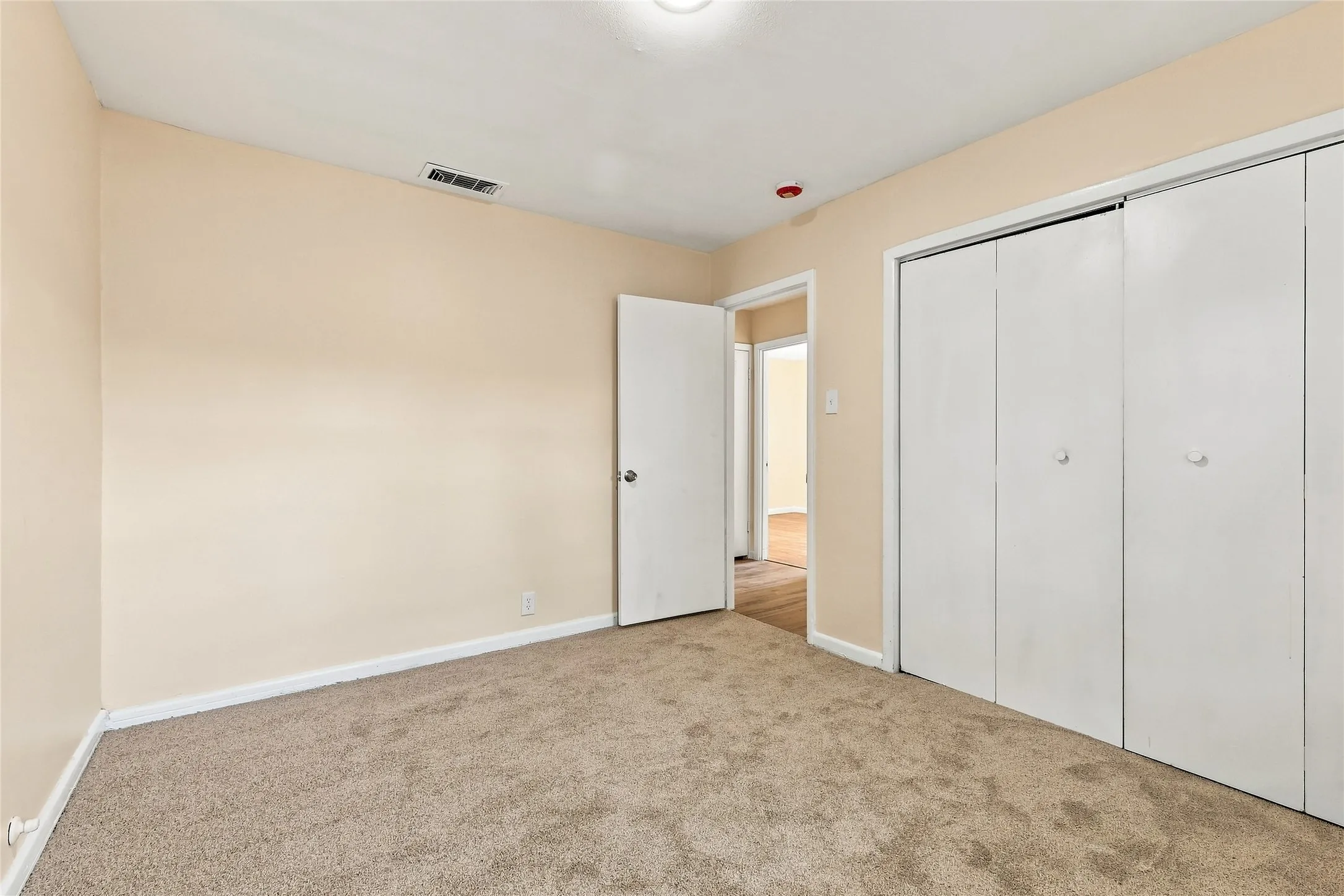 Single Family Residence For Sale in Tarrant County , 702 Jonathan Lane, Arlington, Texas 76010, 4 Bedroom, 2 Bathroom, Garage spaces, 1,365 Sqft, built in 1955, mls#21379382, Real Estate Agent in Arlington, Homes For Sale in Tarrant county, Homes For Sale in Arlington, Realtor in Arlington Texas, Real Estate Brokerage Independent Realty Texas, Luminita Cordes Realtor