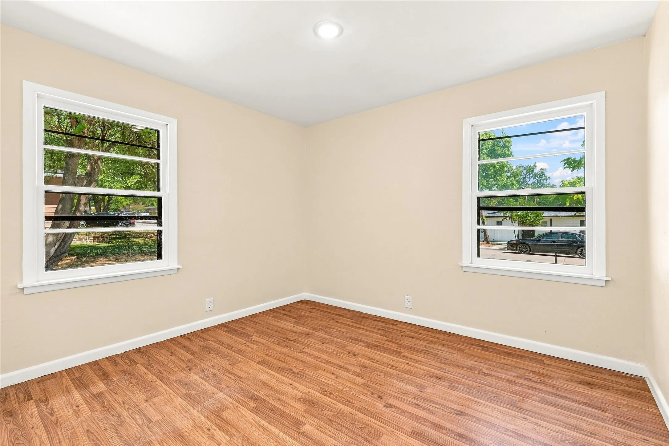 Single Family Residence For Sale in Tarrant County , 702 Jonathan Lane, Arlington, Texas 76010, 4 Bedroom, 2 Bathroom, Garage spaces, 1,365 Sqft, built in 1955, mls#21379382, Real Estate Agent in Arlington, Homes For Sale in Tarrant county, Homes For Sale in Arlington, Realtor in Arlington Texas, Real Estate Brokerage Independent Realty Texas, Luminita Cordes Realtor