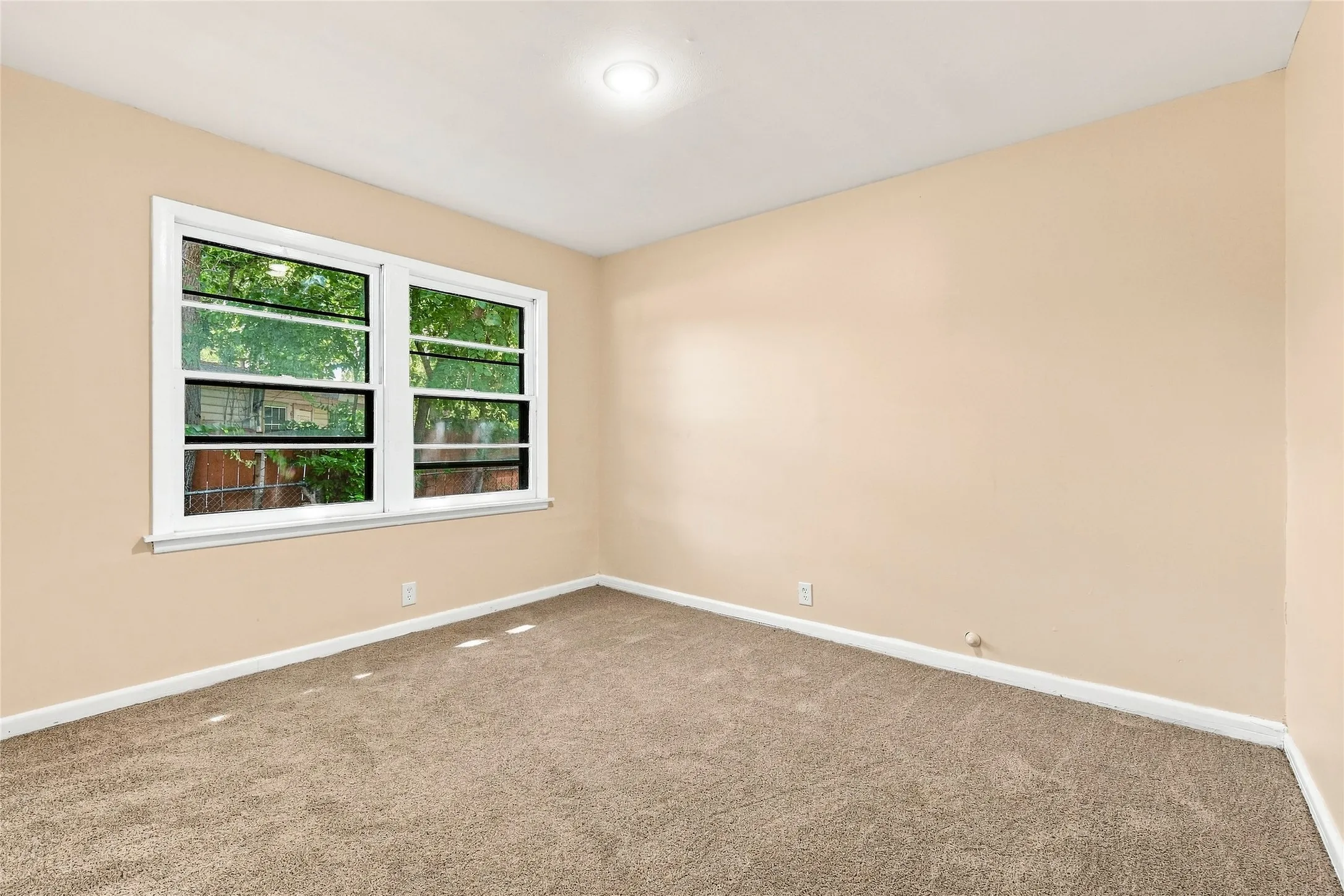 Single Family Residence For Sale in Tarrant County , 702 Jonathan Lane, Arlington, Texas 76010, 4 Bedroom, 2 Bathroom, Garage spaces, 1,365 Sqft, built in 1955, mls#21379382, Real Estate Agent in Arlington, Homes For Sale in Tarrant county, Homes For Sale in Arlington, Realtor in Arlington Texas, Real Estate Brokerage Independent Realty Texas, Luminita Cordes Realtor
