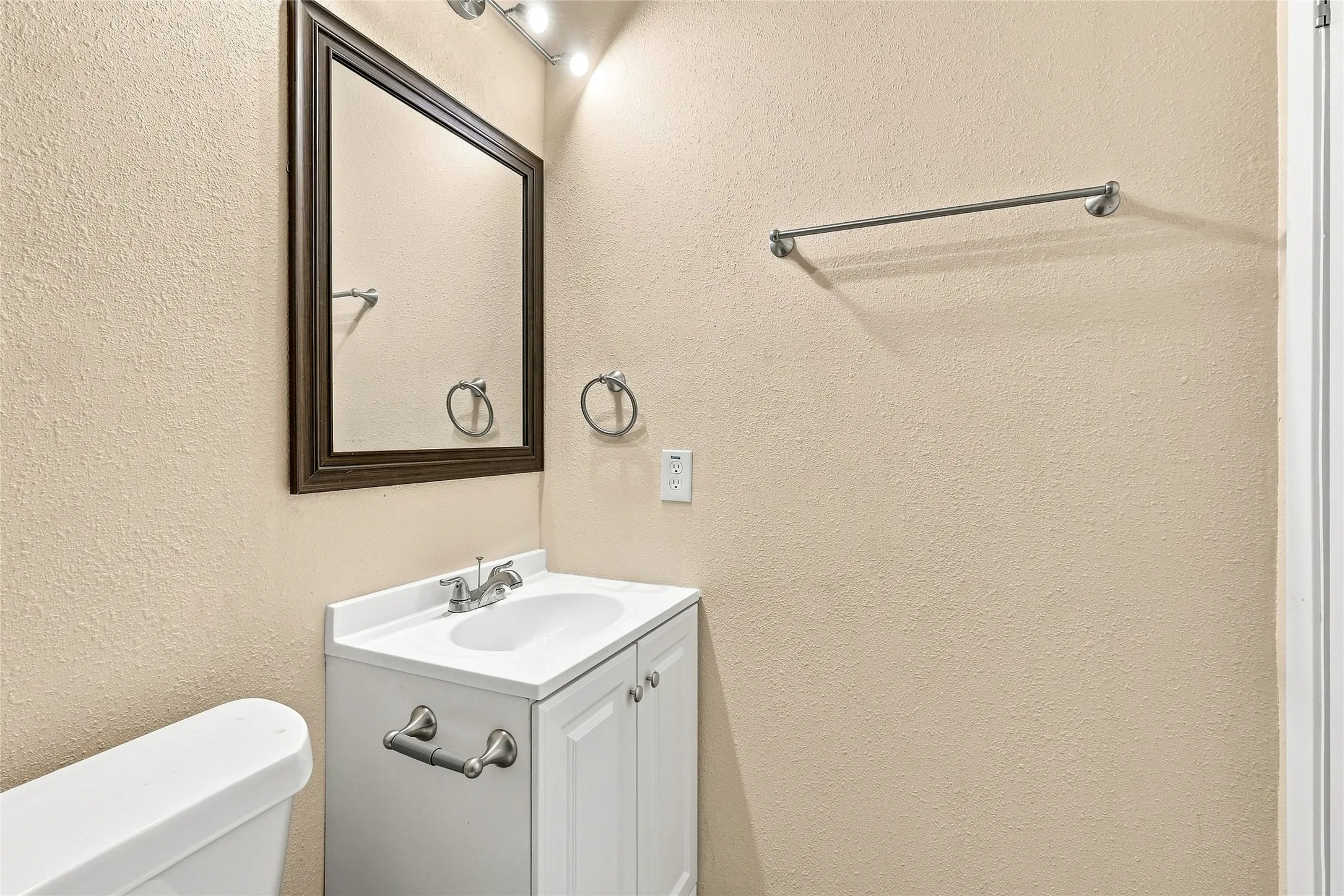 Single Family Residence For Sale in Tarrant County , 702 Jonathan Lane, Arlington, Texas 76010, 4 Bedroom, 2 Bathroom, Garage spaces, 1,365 Sqft, built in 1955, mls#21379382, Real Estate Agent in Arlington, Homes For Sale in Tarrant county, Homes For Sale in Arlington, Realtor in Arlington Texas, Real Estate Brokerage Independent Realty Texas, Luminita Cordes Realtor