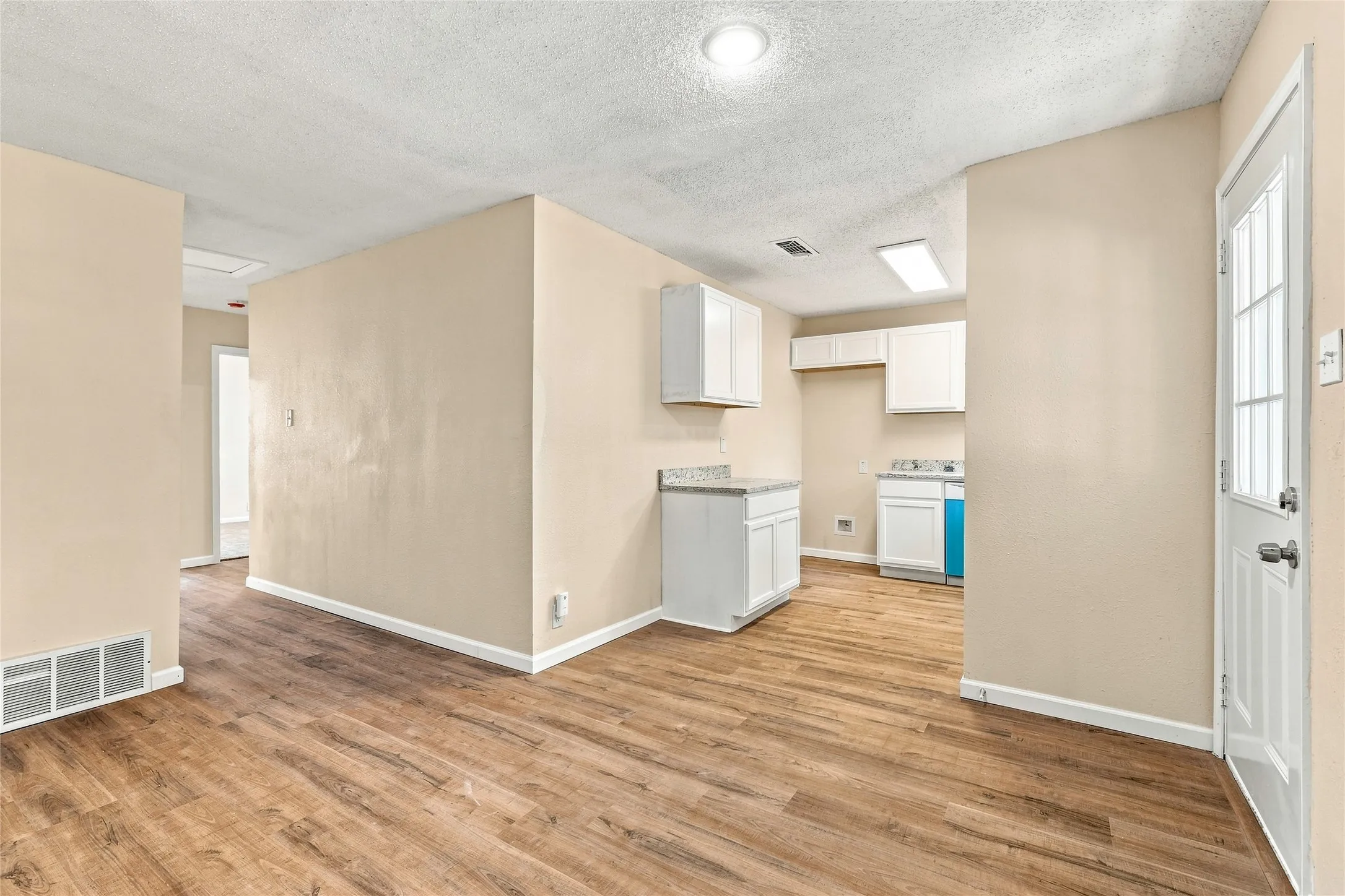 Single Family Residence For Sale in Tarrant County , 702 Jonathan Lane, Arlington, Texas 76010, 4 Bedroom, 2 Bathroom, Garage spaces, 1,365 Sqft, built in 1955, mls#21379382, Real Estate Agent in Arlington, Homes For Sale in Tarrant county, Homes For Sale in Arlington, Realtor in Arlington Texas, Real Estate Brokerage Independent Realty Texas, Luminita Cordes Realtor