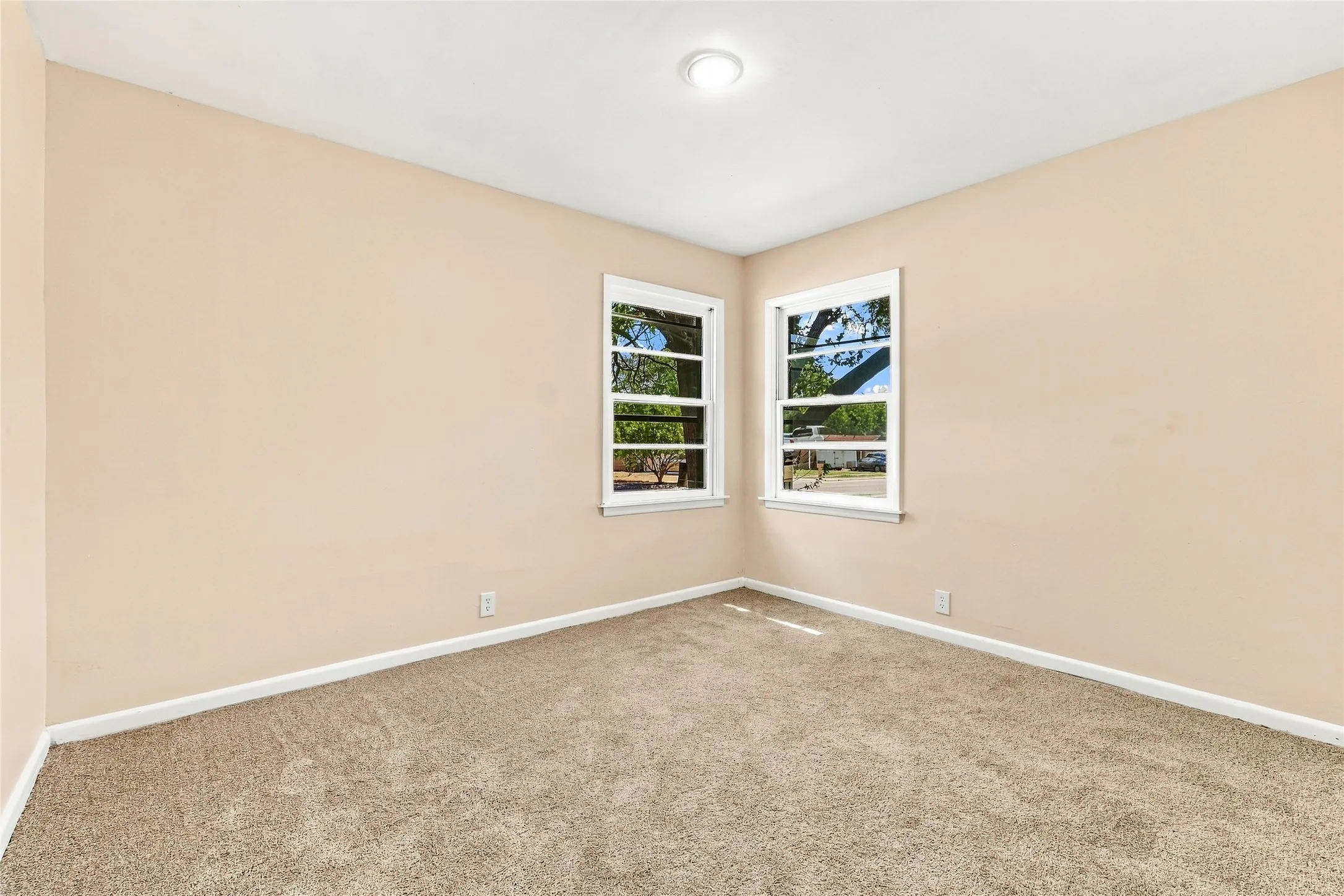Single Family Residence For Sale in Tarrant County , 702 Jonathan Lane, Arlington, Texas 76010, 4 Bedroom, 2 Bathroom, Garage spaces, 1,365 Sqft, built in 1955, mls#21379382, Real Estate Agent in Arlington, Homes For Sale in Tarrant county, Homes For Sale in Arlington, Realtor in Arlington Texas, Real Estate Brokerage Independent Realty Texas, Luminita Cordes Realtor