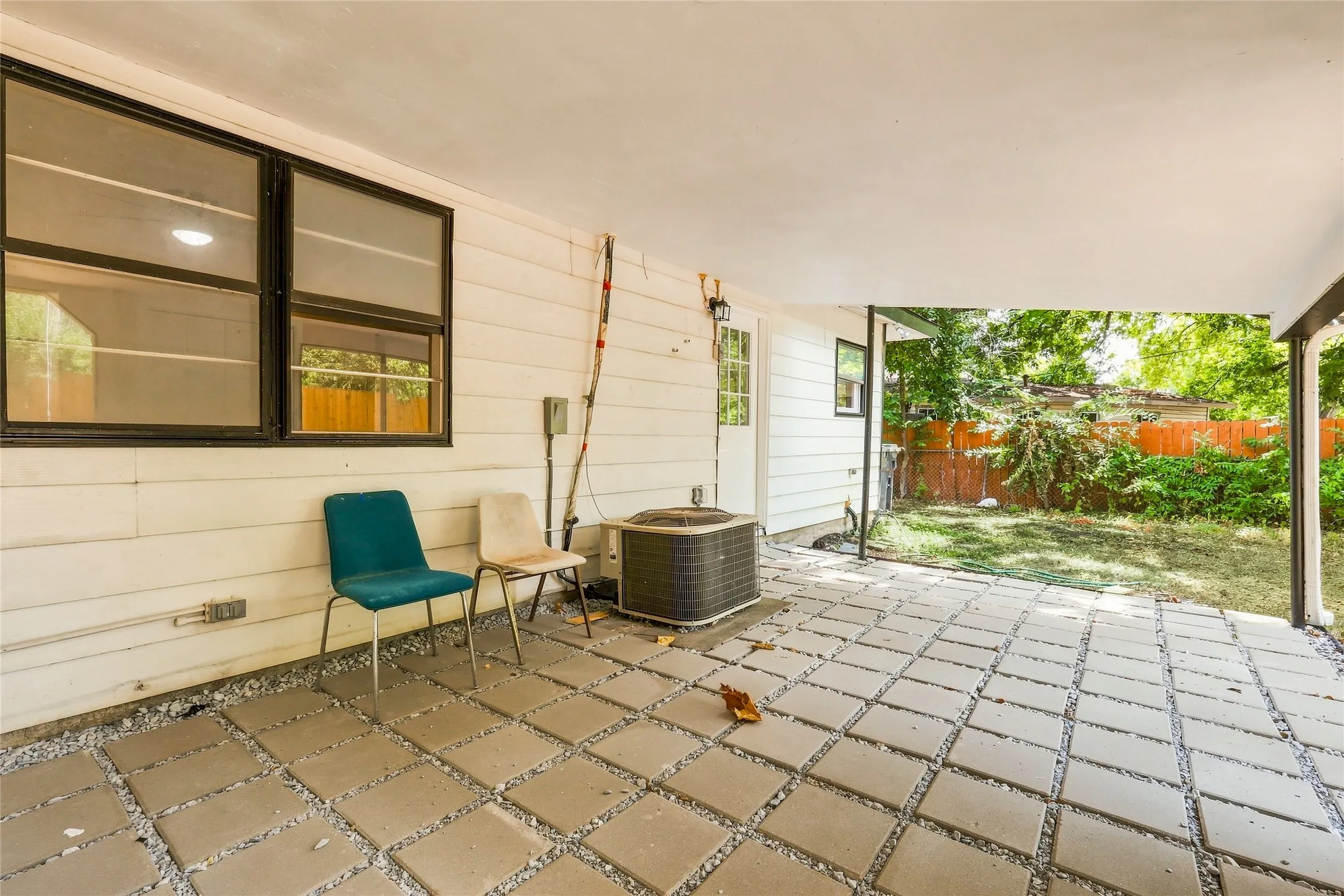 Single Family Residence For Sale in Tarrant County , 702 Jonathan Lane, Arlington, Texas 76010, 4 Bedroom, 2 Bathroom, Garage spaces, 1,365 Sqft, built in 1955, mls#21379382, Real Estate Agent in Arlington, Homes For Sale in Tarrant county, Homes For Sale in Arlington, Realtor in Arlington Texas, Real Estate Brokerage Independent Realty Texas, Luminita Cordes Realtor