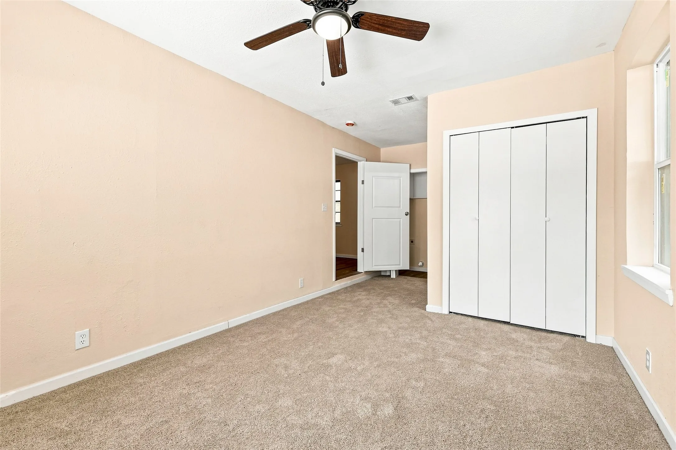Single Family Residence For Sale in Tarrant County , 702 Jonathan Lane, Arlington, Texas 76010, 4 Bedroom, 2 Bathroom, Garage spaces, 1,365 Sqft, built in 1955, mls#21379382, Real Estate Agent in Arlington, Homes For Sale in Tarrant county, Homes For Sale in Arlington, Realtor in Arlington Texas, Real Estate Brokerage Independent Realty Texas, Luminita Cordes Realtor