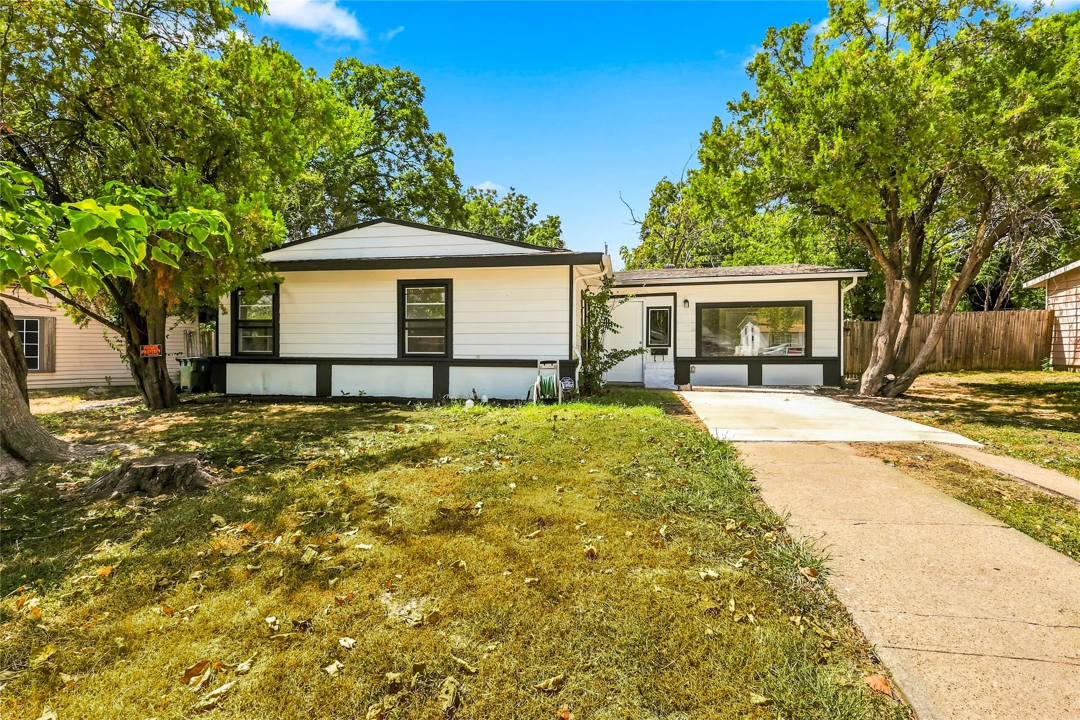 Single Family Residence For Sale in Tarrant County , 702 Jonathan Lane, Arlington, Texas 76010, 4 Bedroom, 2 Bathroom, Garage spaces, 1,365 Sqft, built in 1955, mls#21379382, Real Estate Agent in Arlington, Homes For Sale in Tarrant county, Homes For Sale in Arlington, Realtor in Arlington Texas, Real Estate Brokerage Independent Realty Texas, Luminita Cordes Realtor