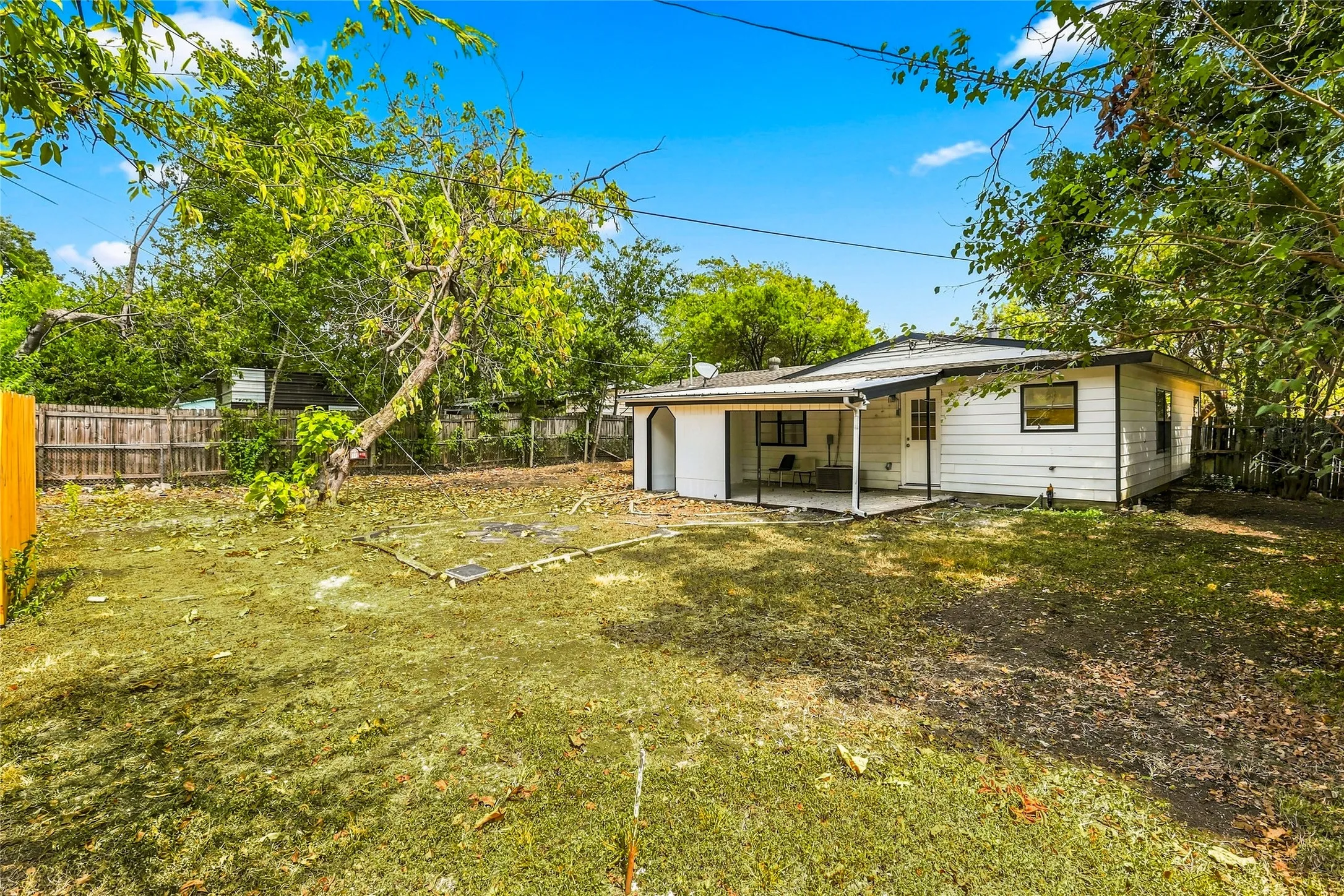 Single Family Residence For Sale in Tarrant County , 702 Jonathan Lane, Arlington, Texas 76010, 4 Bedroom, 2 Bathroom, Garage spaces, 1,365 Sqft, built in 1955, mls#21379382, Real Estate Agent in Arlington, Homes For Sale in Tarrant county, Homes For Sale in Arlington, Realtor in Arlington Texas, Real Estate Brokerage Independent Realty Texas, Luminita Cordes Realtor