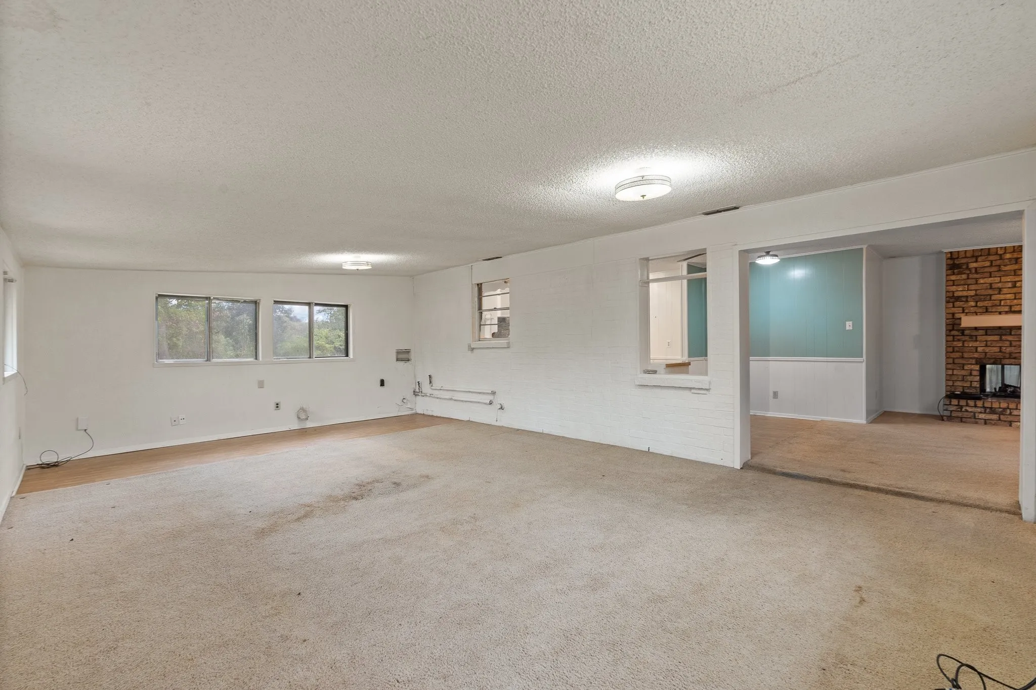 Single Family Residence For Sale in Johnson County , 3016 E Renfro Street, Burleson, Texas 76028, 3 Bedroom, 2 Bathroom, 2 Garage spaces, 1,664 Sqft, built in 1972, mls#21379113, Real Estate Agent in Burleson, Homes For Sale in Johnson county, Homes For Sale in Burleson, Realtor in Burleson Texas, Real Estate Brokerage Independent Realty Texas, Luminita Cordes Realtor