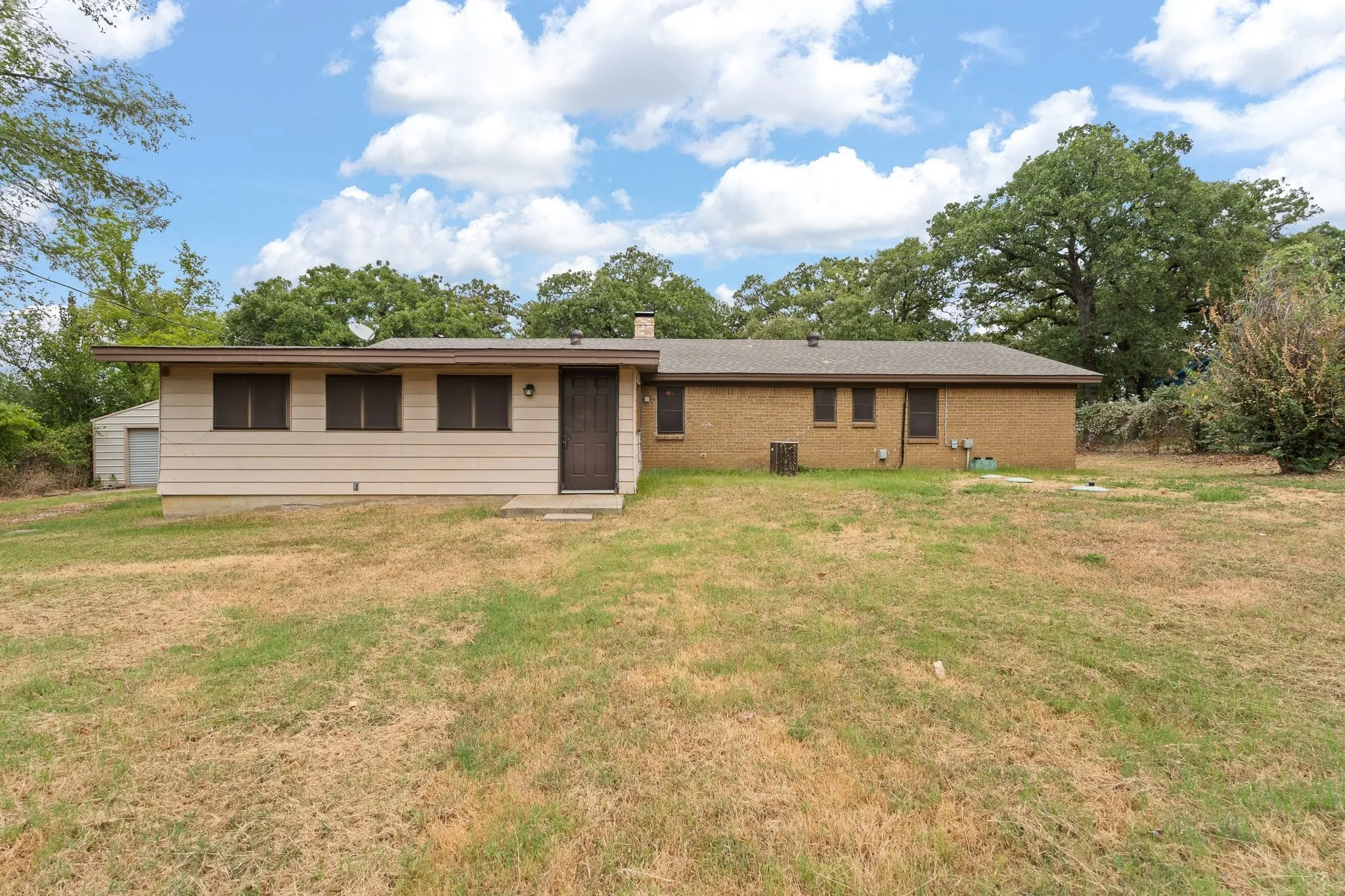 Single Family Residence For Sale in Johnson County , 3016 E Renfro Street, Burleson, Texas 76028, 3 Bedroom, 2 Bathroom, 2 Garage spaces, 1,664 Sqft, built in 1972, mls#21379113, Real Estate Agent in Burleson, Homes For Sale in Johnson county, Homes For Sale in Burleson, Realtor in Burleson Texas, Real Estate Brokerage Independent Realty Texas, Luminita Cordes Realtor