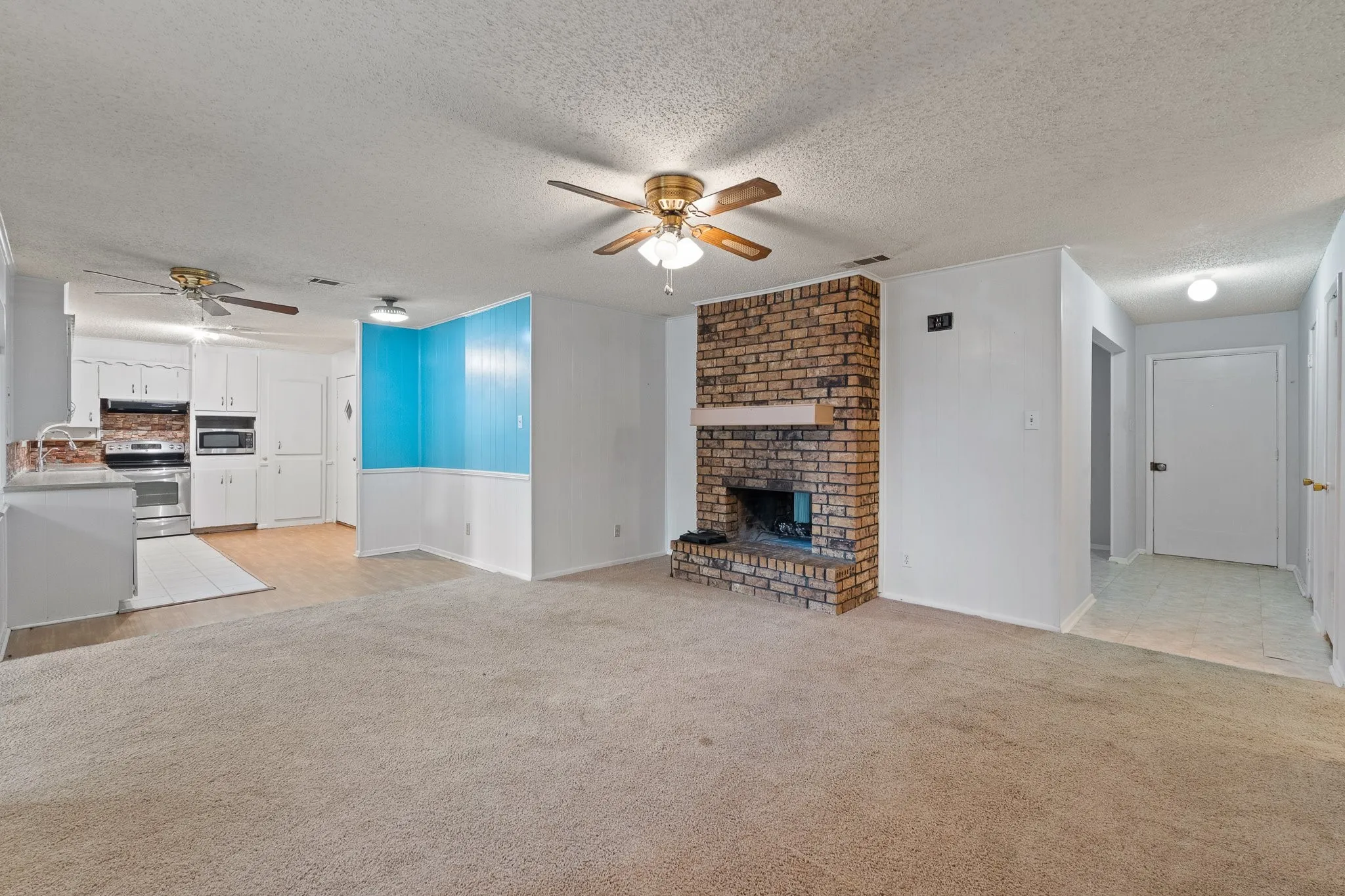 Single Family Residence For Sale in Johnson County , 3016 E Renfro Street, Burleson, Texas 76028, 3 Bedroom, 2 Bathroom, 2 Garage spaces, 1,664 Sqft, built in 1972, mls#21379113, Real Estate Agent in Burleson, Homes For Sale in Johnson county, Homes For Sale in Burleson, Realtor in Burleson Texas, Real Estate Brokerage Independent Realty Texas, Luminita Cordes Realtor