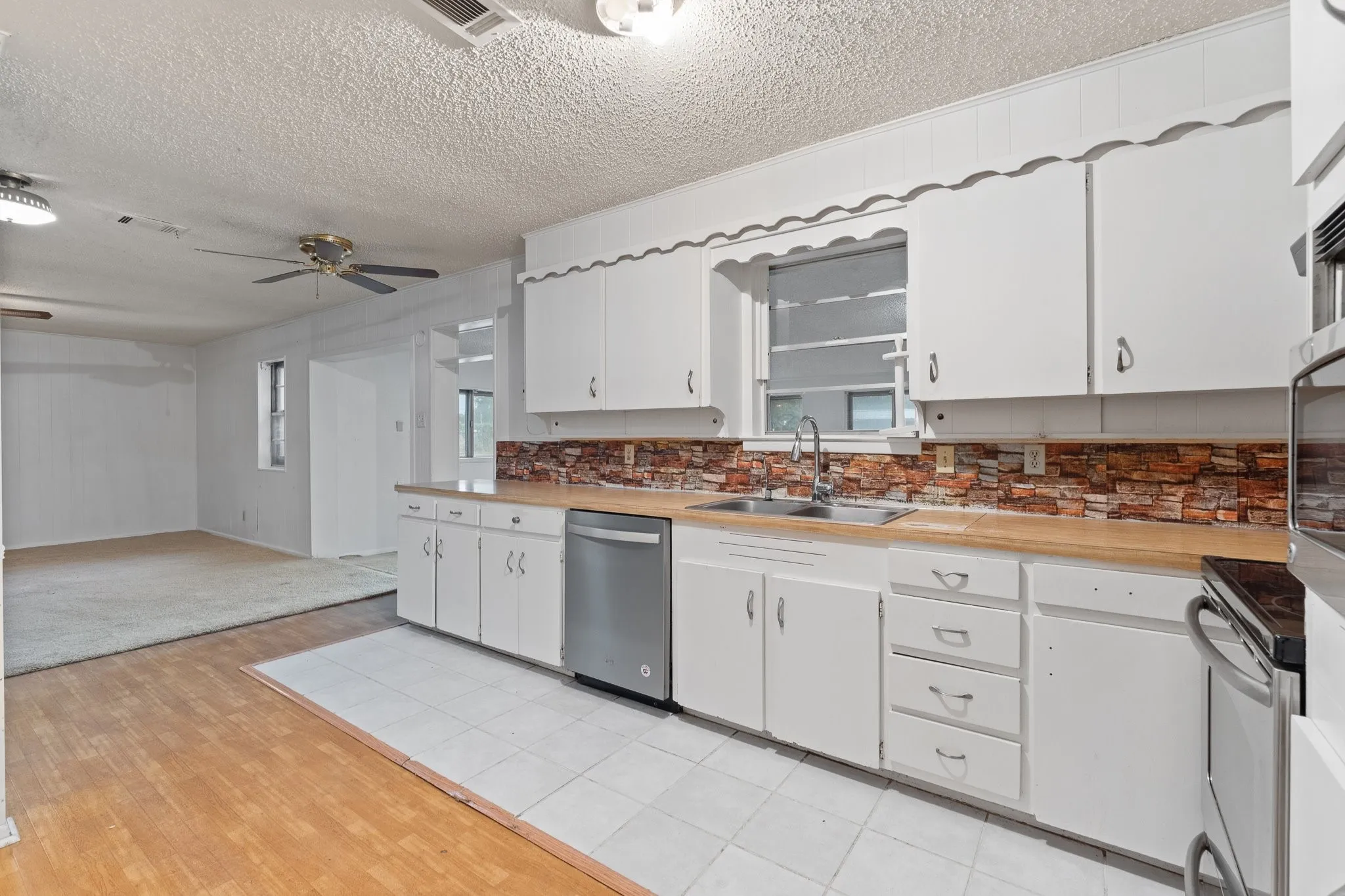 Single Family Residence For Sale in Johnson County , 3016 E Renfro Street, Burleson, Texas 76028, 3 Bedroom, 2 Bathroom, 2 Garage spaces, 1,664 Sqft, built in 1972, mls#21379113, Real Estate Agent in Burleson, Homes For Sale in Johnson county, Homes For Sale in Burleson, Realtor in Burleson Texas, Real Estate Brokerage Independent Realty Texas, Luminita Cordes Realtor