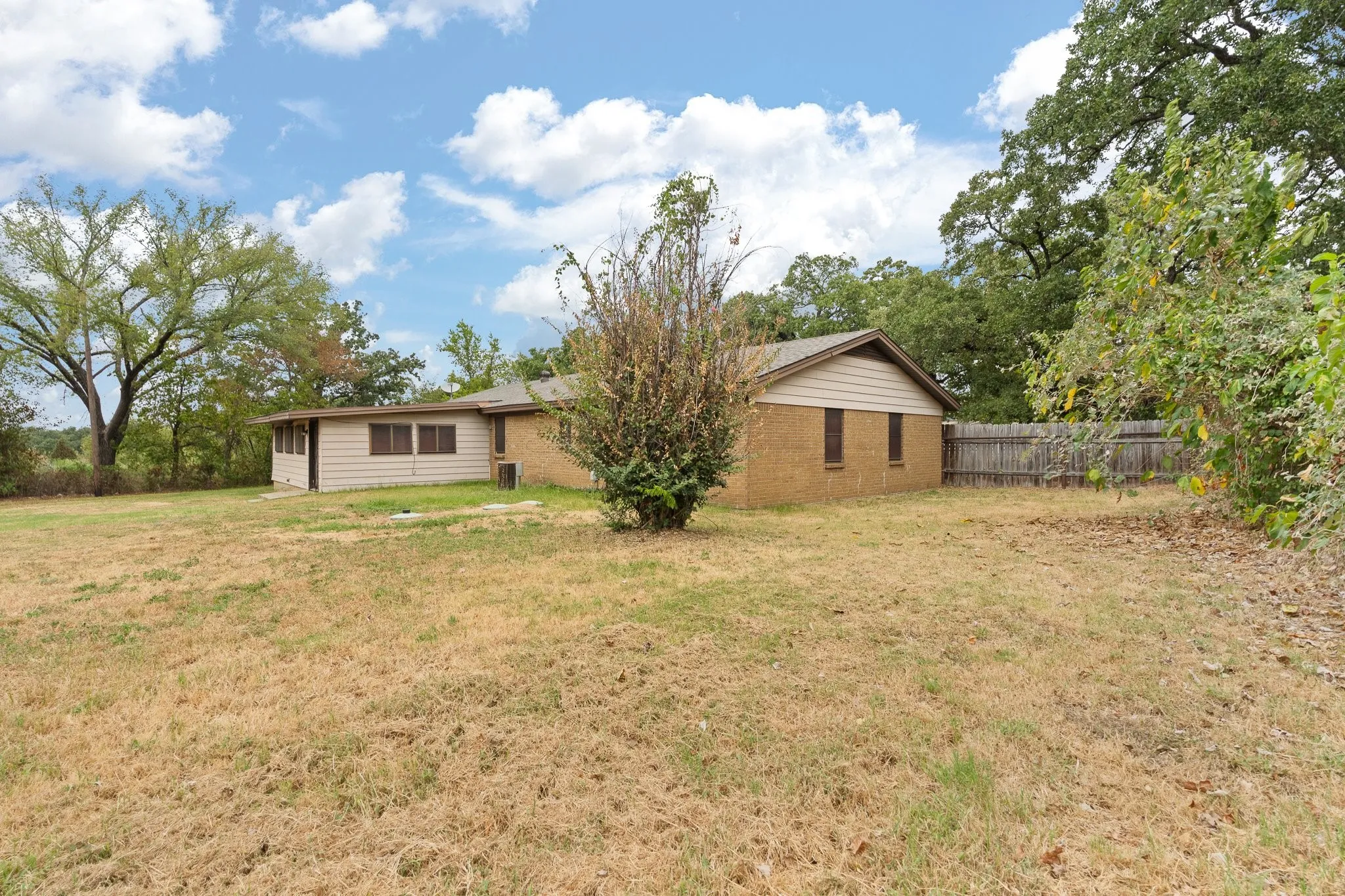 Single Family Residence For Sale in Johnson County , 3016 E Renfro Street, Burleson, Texas 76028, 3 Bedroom, 2 Bathroom, 2 Garage spaces, 1,664 Sqft, built in 1972, mls#21379113, Real Estate Agent in Burleson, Homes For Sale in Johnson county, Homes For Sale in Burleson, Realtor in Burleson Texas, Real Estate Brokerage Independent Realty Texas, Luminita Cordes Realtor