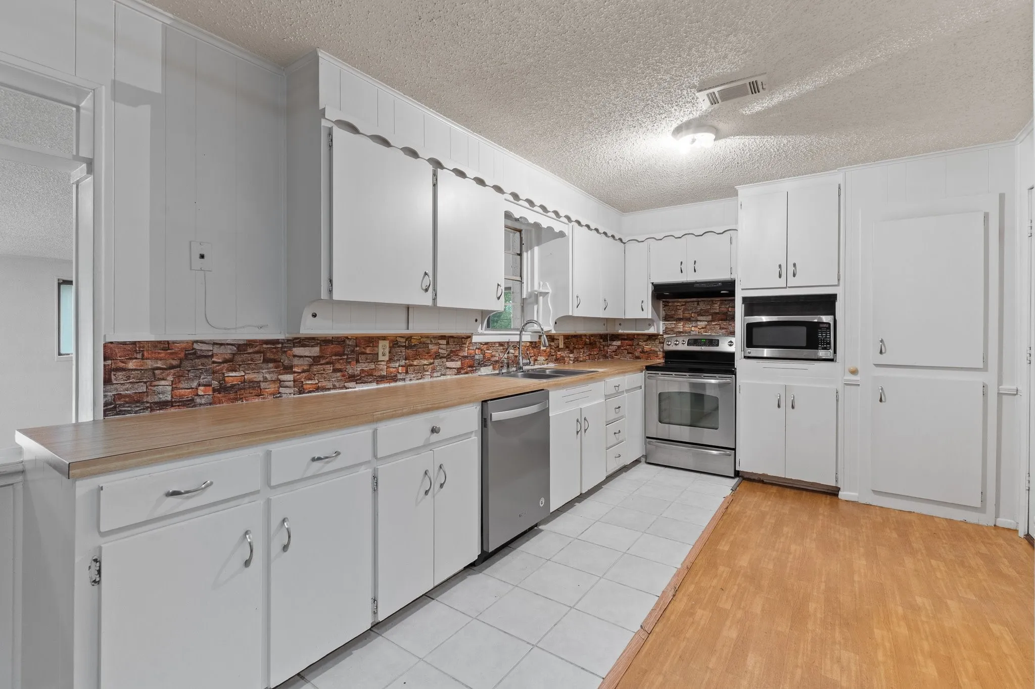 Single Family Residence For Sale in Johnson County , 3016 E Renfro Street, Burleson, Texas 76028, 3 Bedroom, 2 Bathroom, 2 Garage spaces, 1,664 Sqft, built in 1972, mls#21379113, Real Estate Agent in Burleson, Homes For Sale in Johnson county, Homes For Sale in Burleson, Realtor in Burleson Texas, Real Estate Brokerage Independent Realty Texas, Luminita Cordes Realtor