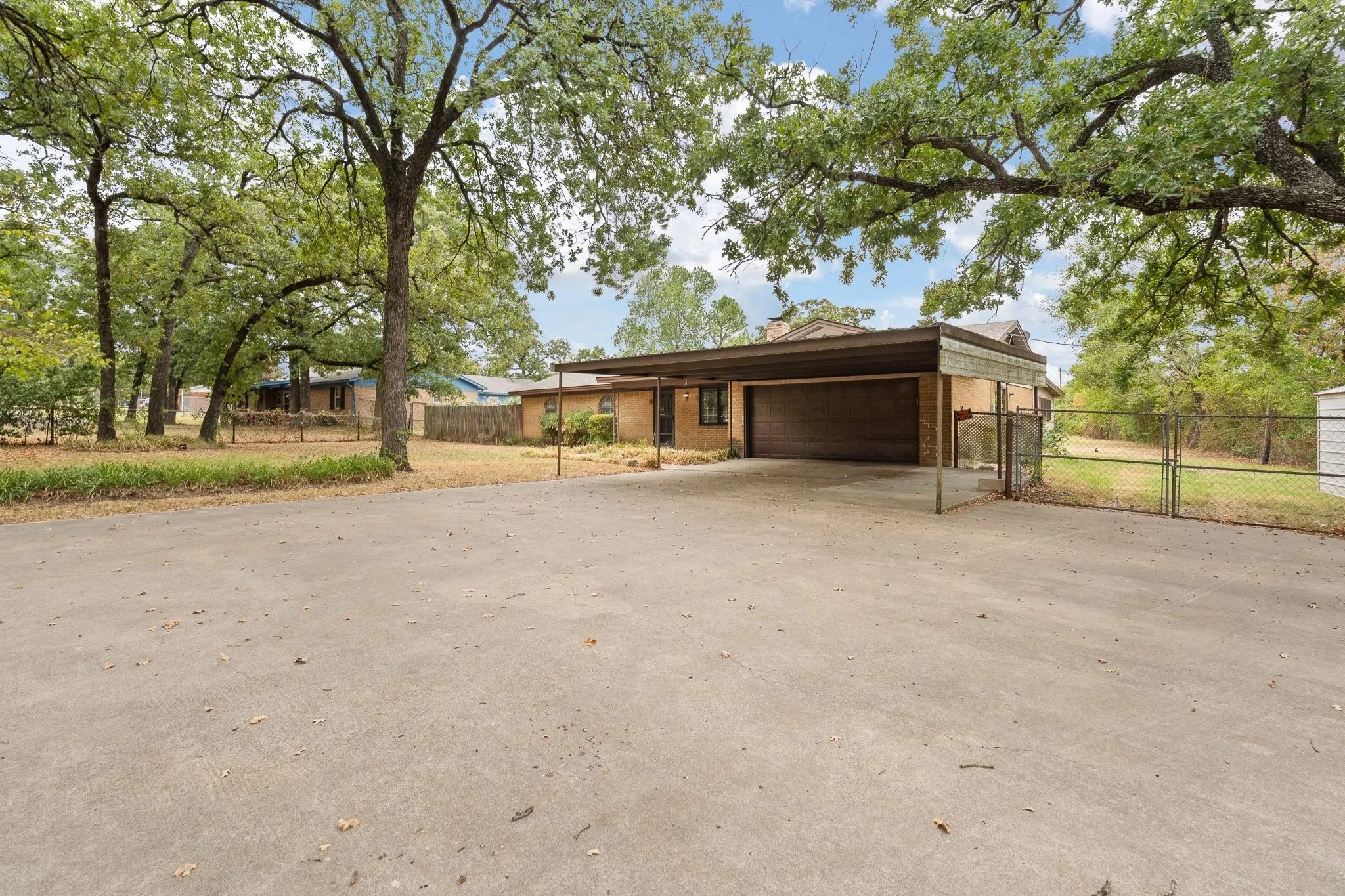 Single Family Residence For Sale in Johnson County , 3016 E Renfro Street, Burleson, Texas 76028, 3 Bedroom, 2 Bathroom, 2 Garage spaces, 1,664 Sqft, built in 1972, mls#21379113, Real Estate Agent in Burleson, Homes For Sale in Johnson county, Homes For Sale in Burleson, Realtor in Burleson Texas, Real Estate Brokerage Independent Realty Texas, Luminita Cordes Realtor
