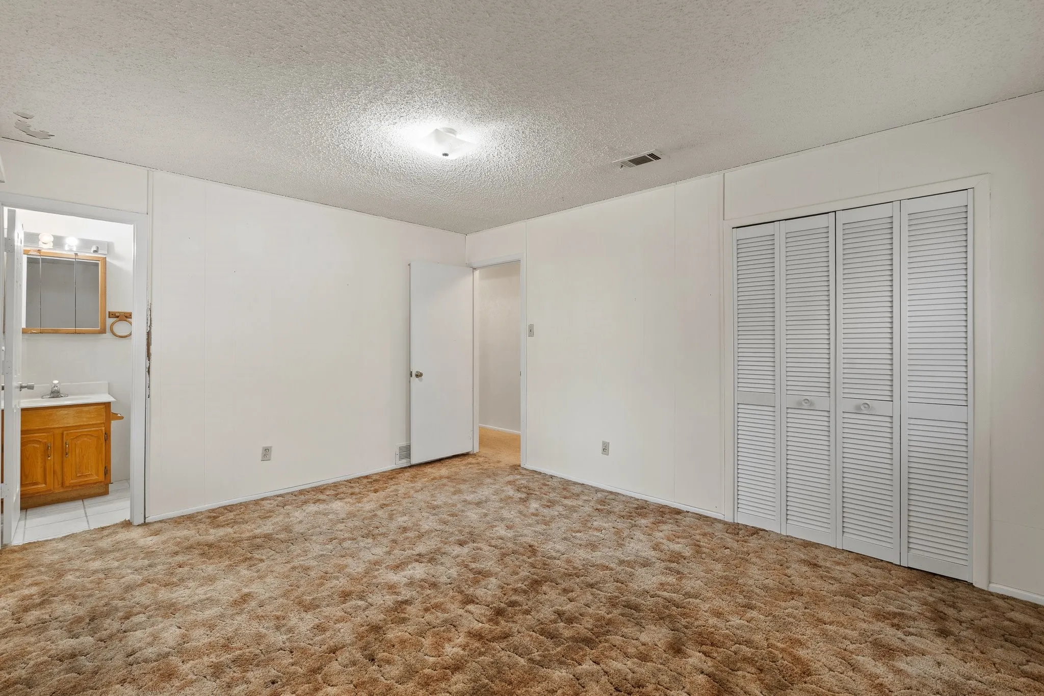 Single Family Residence For Sale in Johnson County , 3016 E Renfro Street, Burleson, Texas 76028, 3 Bedroom, 2 Bathroom, 2 Garage spaces, 1,664 Sqft, built in 1972, mls#21379113, Real Estate Agent in Burleson, Homes For Sale in Johnson county, Homes For Sale in Burleson, Realtor in Burleson Texas, Real Estate Brokerage Independent Realty Texas, Luminita Cordes Realtor