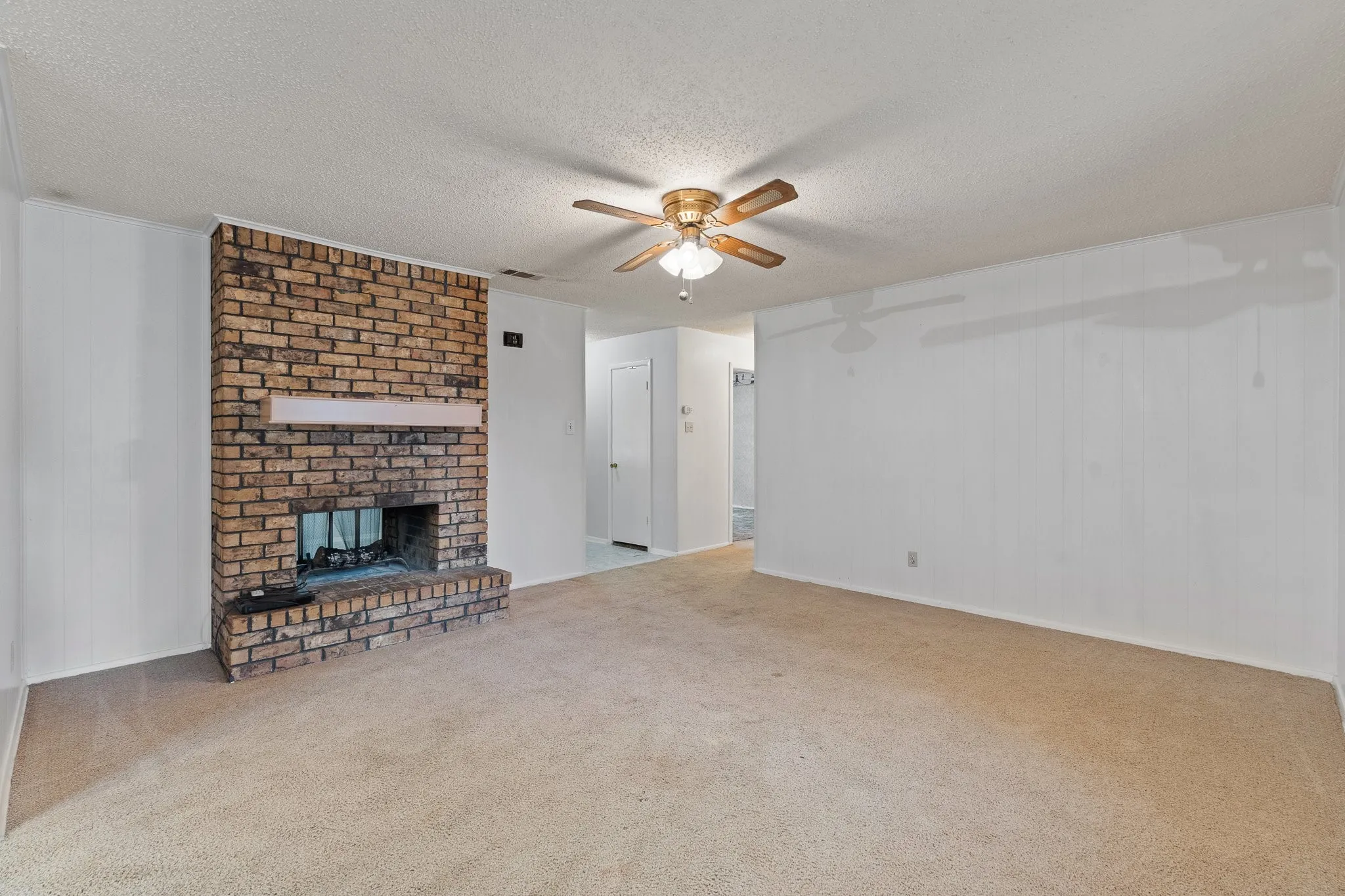 Single Family Residence For Sale in Johnson County , 3016 E Renfro Street, Burleson, Texas 76028, 3 Bedroom, 2 Bathroom, 2 Garage spaces, 1,664 Sqft, built in 1972, mls#21379113, Real Estate Agent in Burleson, Homes For Sale in Johnson county, Homes For Sale in Burleson, Realtor in Burleson Texas, Real Estate Brokerage Independent Realty Texas, Luminita Cordes Realtor