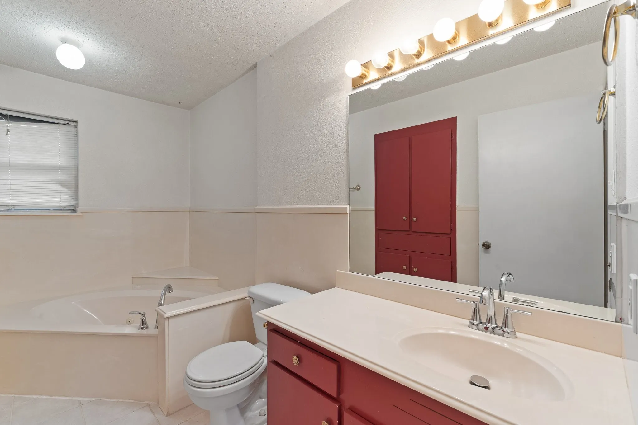 Single Family Residence For Sale in Johnson County , 3016 E Renfro Street, Burleson, Texas 76028, 3 Bedroom, 2 Bathroom, 2 Garage spaces, 1,664 Sqft, built in 1972, mls#21379113, Real Estate Agent in Burleson, Homes For Sale in Johnson county, Homes For Sale in Burleson, Realtor in Burleson Texas, Real Estate Brokerage Independent Realty Texas, Luminita Cordes Realtor