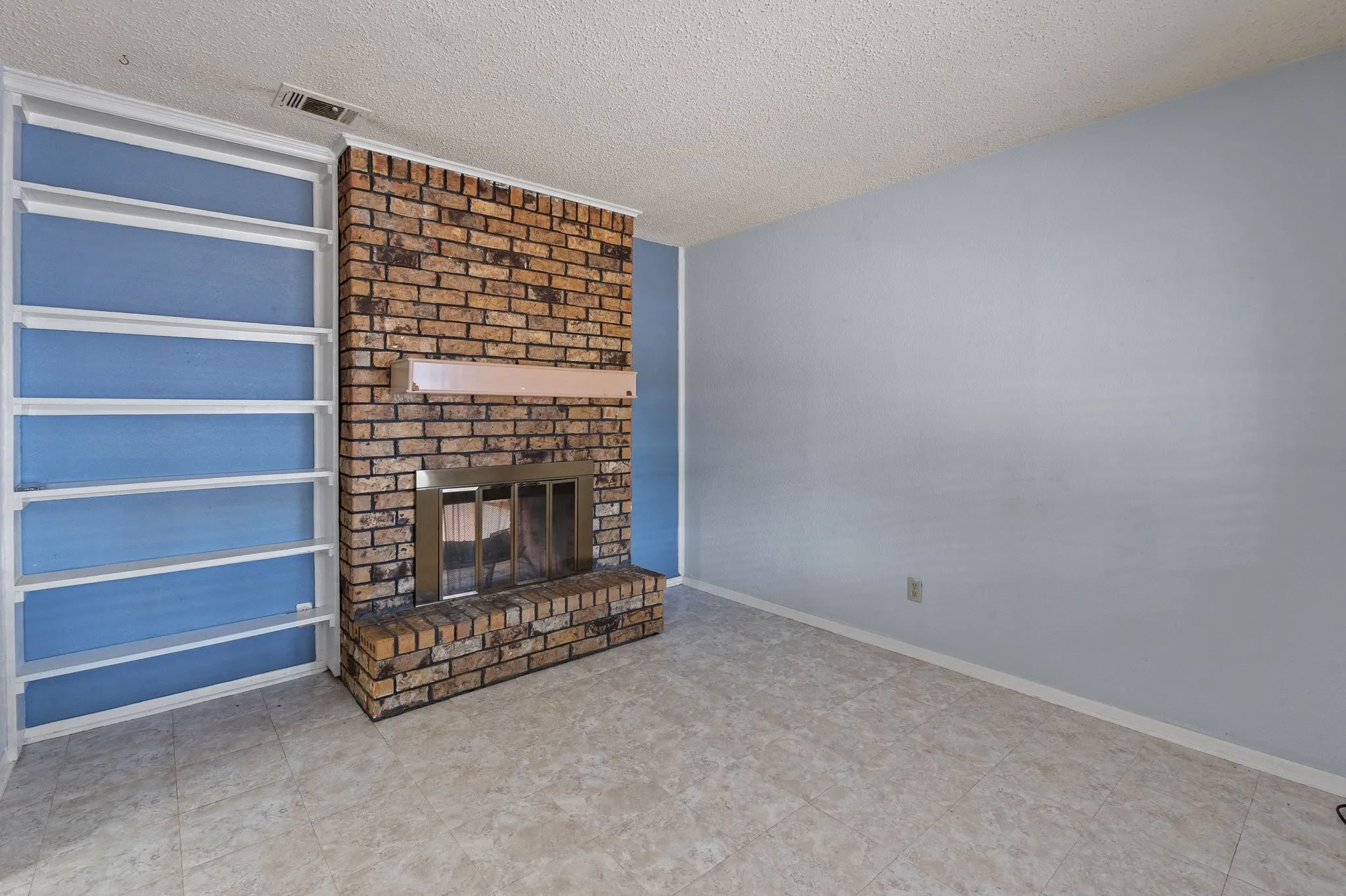 Single Family Residence For Sale in Johnson County , 3016 E Renfro Street, Burleson, Texas 76028, 3 Bedroom, 2 Bathroom, 2 Garage spaces, 1,664 Sqft, built in 1972, mls#21379113, Real Estate Agent in Burleson, Homes For Sale in Johnson county, Homes For Sale in Burleson, Realtor in Burleson Texas, Real Estate Brokerage Independent Realty Texas, Luminita Cordes Realtor