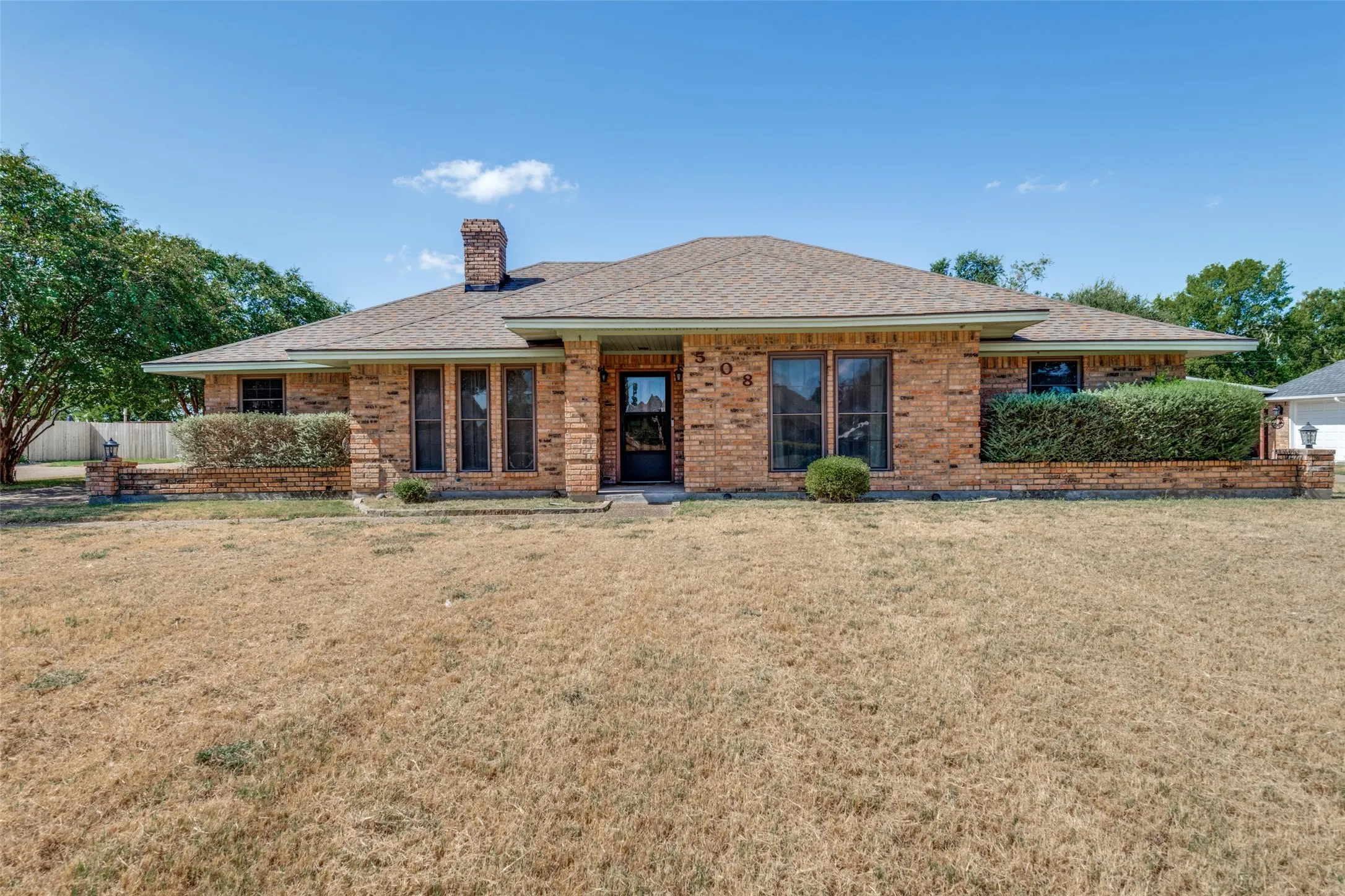 Single Family Residence For Sale in Kaufman County , 508 Estate Lane, Terrell, Texas 75161, 4 Bedroom, 3 Bathroom, 2 Garage spaces, 2,635 Sqft, built in 1983, mls#21379561, Real Estate Agent in Terrell, Homes For Sale in Kaufman county, Homes For Sale in Terrell, Realtor in Terrell Texas, Real Estate Brokerage Independent Realty Texas, Luminita Cordes Realtor
