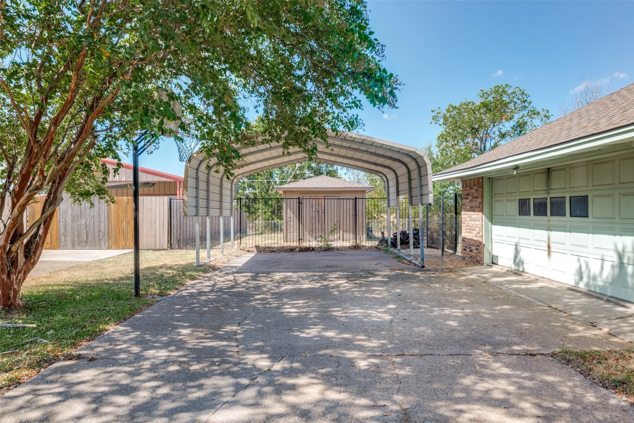 Single Family Residence For Sale in Kaufman County , 508 Estate Lane, Terrell, Texas 75161, 4 Bedroom, 3 Bathroom, 2 Garage spaces, 2,635 Sqft, built in 1983, mls#21379561, Real Estate Agent in Terrell, Homes For Sale in Kaufman county, Homes For Sale in Terrell, Realtor in Terrell Texas, Real Estate Brokerage Independent Realty Texas, Luminita Cordes Realtor