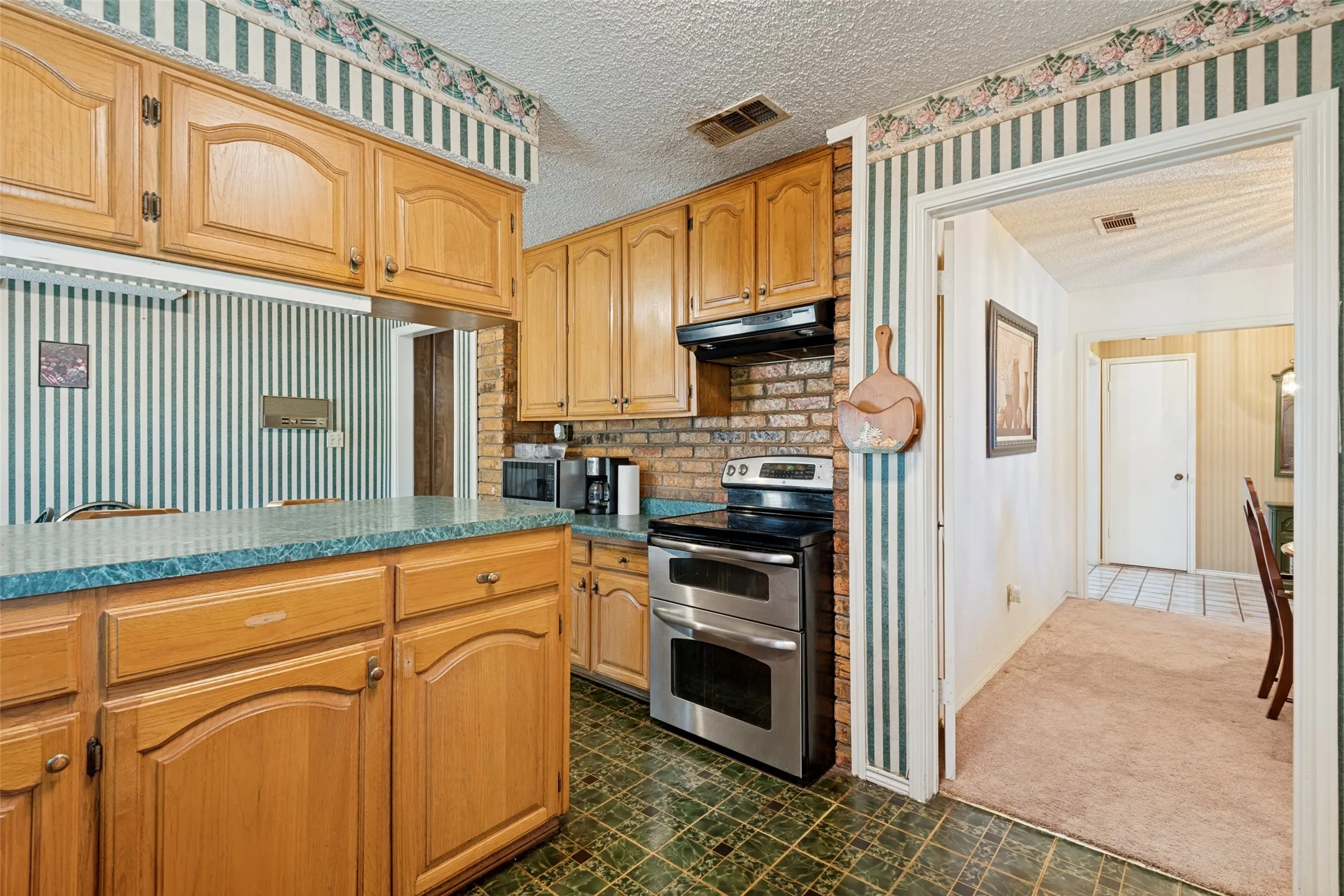 Single Family Residence For Sale in Kaufman County , 508 Estate Lane, Terrell, Texas 75161, 4 Bedroom, 3 Bathroom, 2 Garage spaces, 2,635 Sqft, built in 1983, mls#21379561, Real Estate Agent in Terrell, Homes For Sale in Kaufman county, Homes For Sale in Terrell, Realtor in Terrell Texas, Real Estate Brokerage Independent Realty Texas, Luminita Cordes Realtor