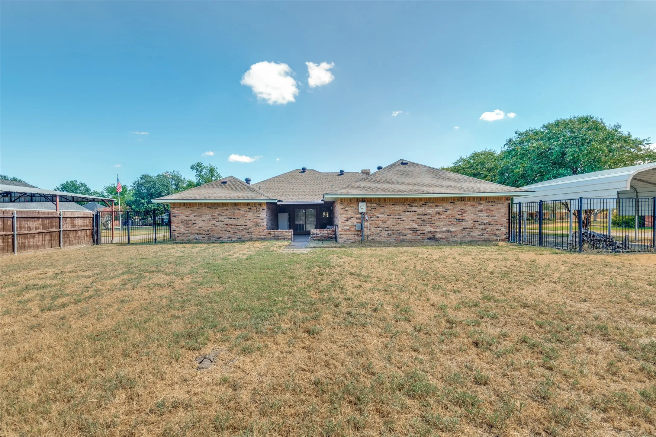 Single Family Residence For Sale in Kaufman County , 508 Estate Lane, Terrell, Texas 75161, 4 Bedroom, 3 Bathroom, 2 Garage spaces, 2,635 Sqft, built in 1983, mls#21379561, Real Estate Agent in Terrell, Homes For Sale in Kaufman county, Homes For Sale in Terrell, Realtor in Terrell Texas, Real Estate Brokerage Independent Realty Texas, Luminita Cordes Realtor