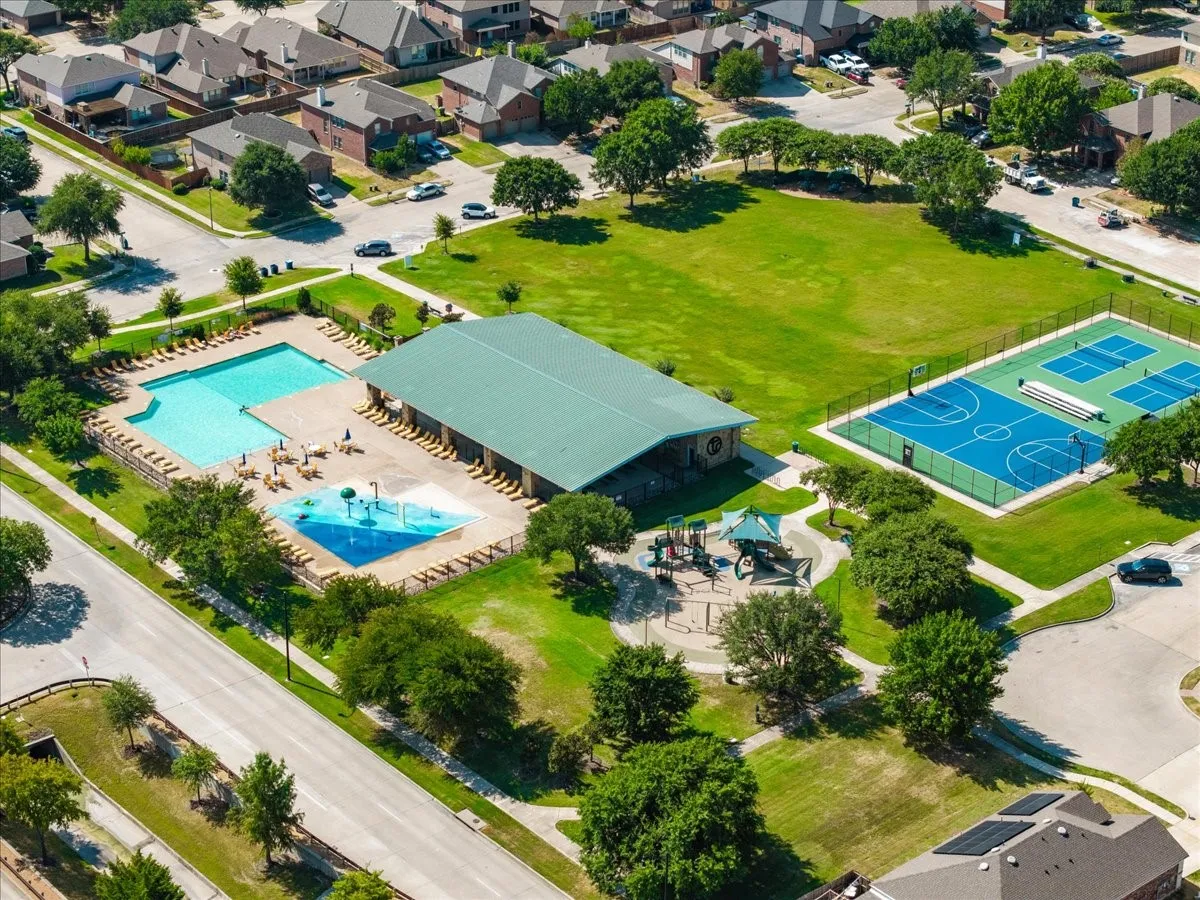 Community amenities including a swimming pool with a splash pad, a large clubhouse, basketball court, tennis courts, and a playground