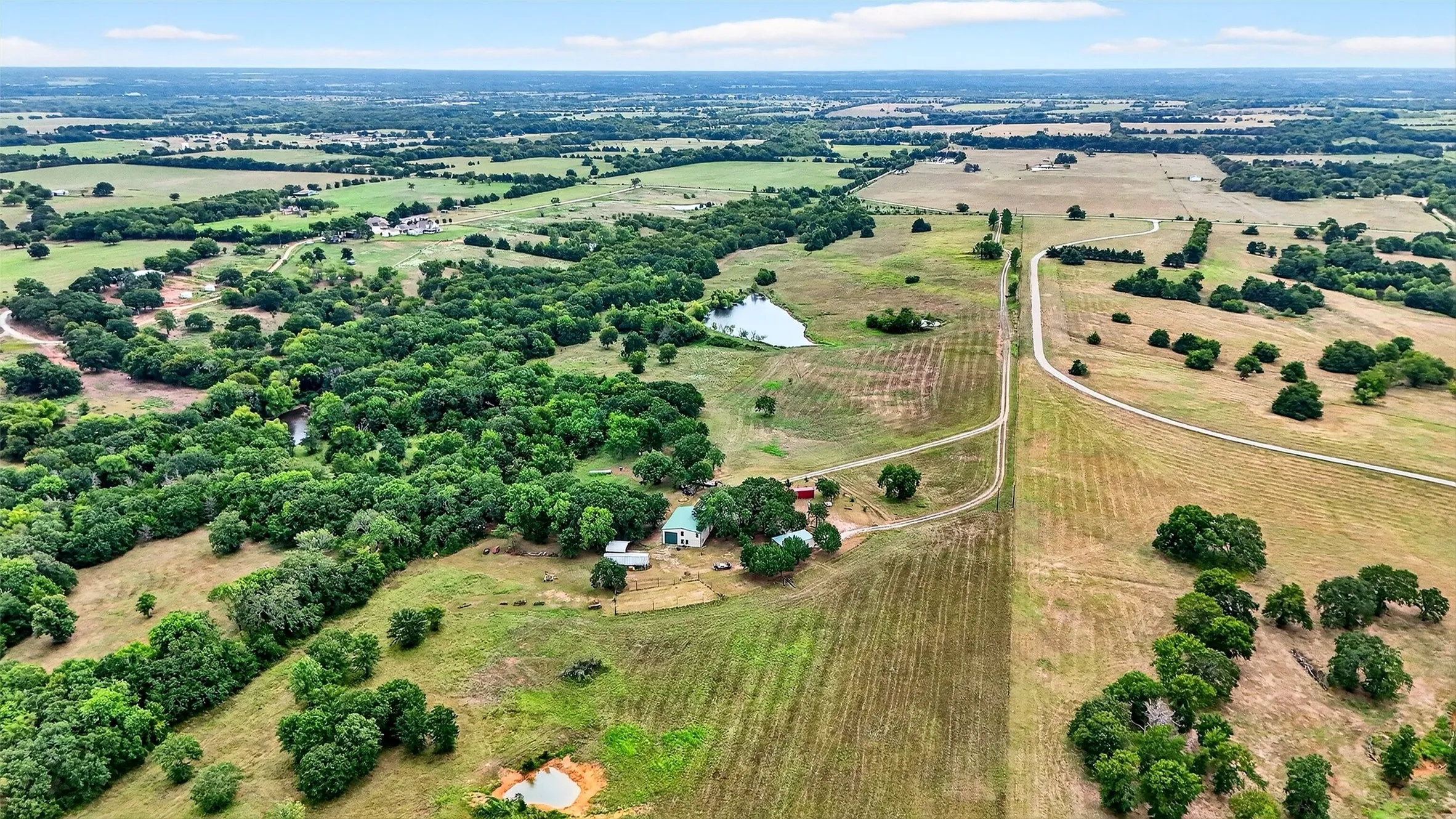 Single Family Residence For Sale in Fannin County , 1200 County Road 1215, Savoy, Texas 75479, 1 Bedroom, 2 Bathroom, 2 Garage spaces, 1,536 Sqft, built in 2008, mls#21379574, Real Estate Agent in Savoy, Homes For Sale in Fannin county, Homes For Sale in Savoy, Realtor in Savoy Texas, Real Estate Brokerage Independent Realty Texas, Luminita Cordes Realtor