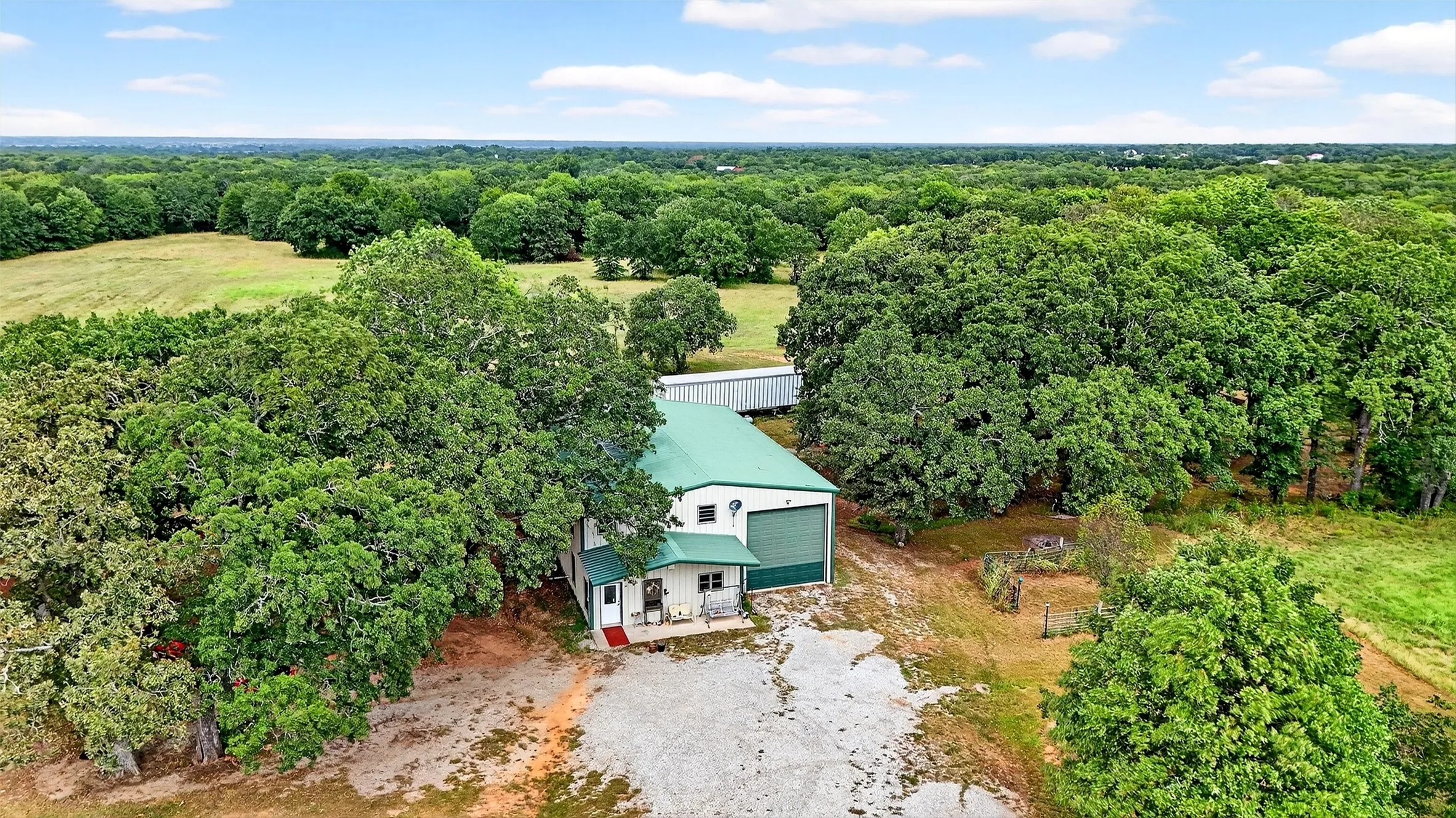 Single Family Residence For Sale in Fannin County , 1200 County Road 1215, Savoy, Texas 75479, 1 Bedroom, 2 Bathroom, 2 Garage spaces, 1,536 Sqft, built in 2008, mls#21379574, Real Estate Agent in Savoy, Homes For Sale in Fannin county, Homes For Sale in Savoy, Realtor in Savoy Texas, Real Estate Brokerage Independent Realty Texas, Luminita Cordes Realtor