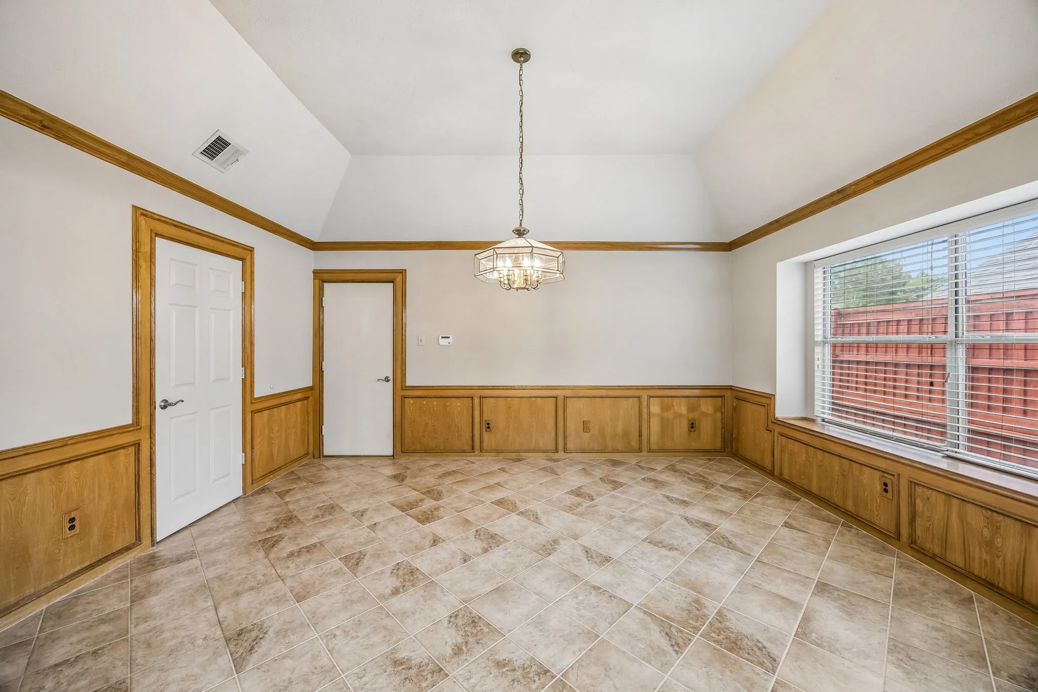 Single Family Residence For Sale in Denton County , 1324 Red Maple Drive, Carrollton, Texas 75007, 3 Bedroom, 2 Bathroom, 2 Garage spaces, 2,102 Sqft, built in 1985, mls#21379314, Real Estate Agent in Carrollton, Homes For Sale in Denton county, Homes For Sale in Carrollton, Realtor in Carrollton Texas, Real Estate Brokerage Independent Realty Texas, Luminita Cordes Realtor