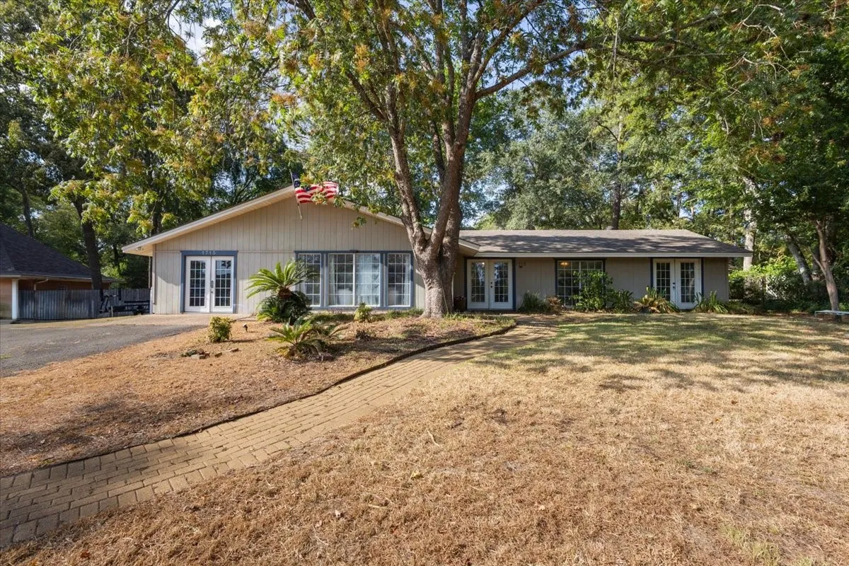 Single Family Residence For Sale in Smith County , 1715 Leisure Lane, Hideaway, Texas 75771, 3 Bedroom, 2 Bathroom, 2 Garage spaces, 2,034 Sqft, built in 1975, mls#21379580, Real Estate Agent in Hideaway, Homes For Sale in Smith county, Homes For Sale in Hideaway, Realtor in Hideaway Texas, Real Estate Brokerage Independent Realty Texas, Luminita Cordes Realtor