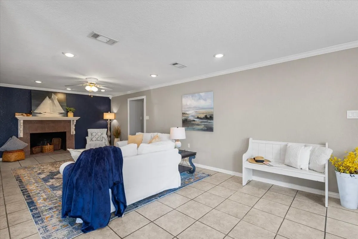 Single Family Residence For Sale in Smith County , 1715 Leisure Lane, Hideaway, Texas 75771, 3 Bedroom, 2 Bathroom, 2 Garage spaces, 2,034 Sqft, built in 1975, mls#21379580, Real Estate Agent in Hideaway, Homes For Sale in Smith county, Homes For Sale in Hideaway, Realtor in Hideaway Texas, Real Estate Brokerage Independent Realty Texas, Luminita Cordes Realtor