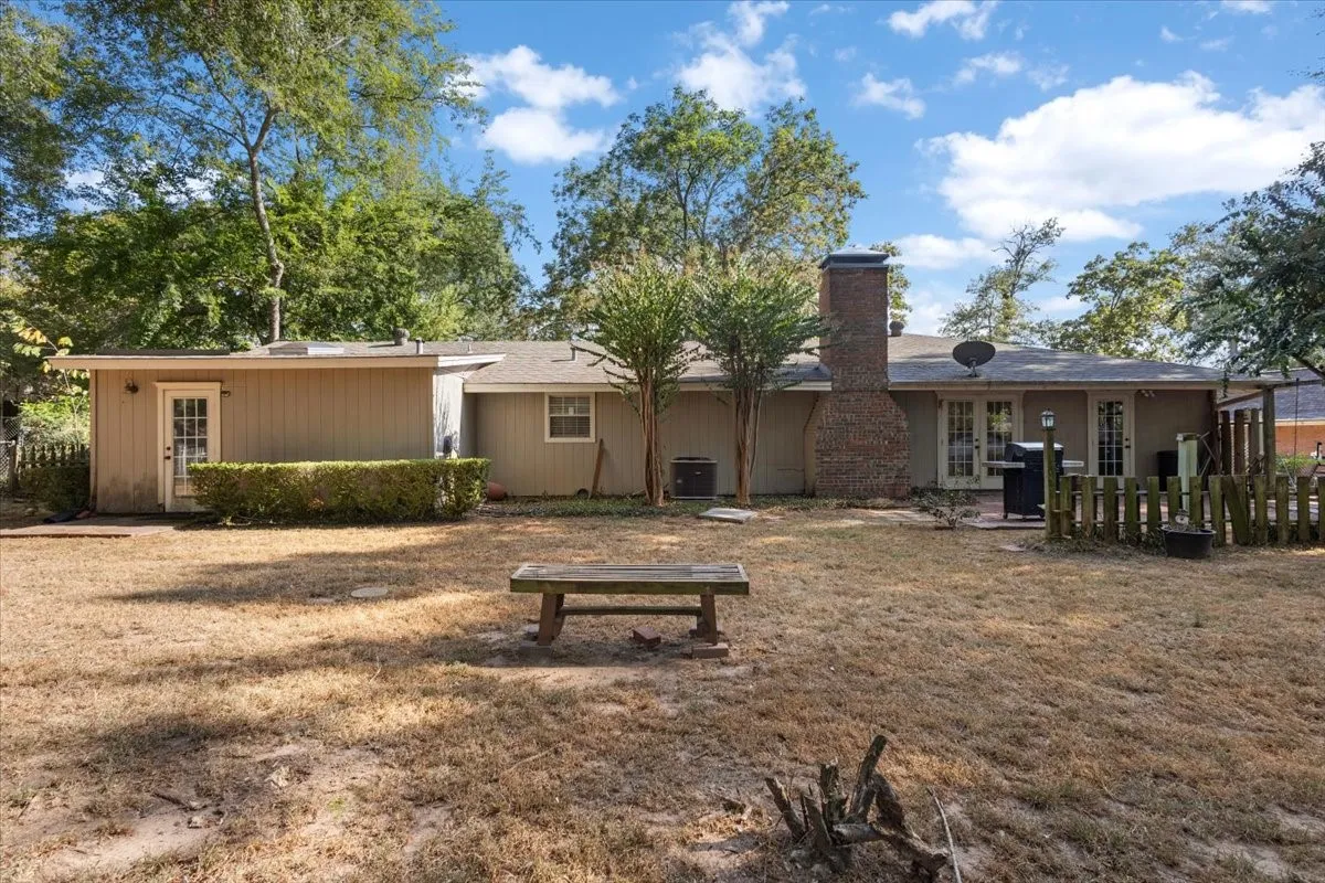 Single Family Residence For Sale in Smith County , 1715 Leisure Lane, Hideaway, Texas 75771, 3 Bedroom, 2 Bathroom, 2 Garage spaces, 2,034 Sqft, built in 1975, mls#21379580, Real Estate Agent in Hideaway, Homes For Sale in Smith county, Homes For Sale in Hideaway, Realtor in Hideaway Texas, Real Estate Brokerage Independent Realty Texas, Luminita Cordes Realtor