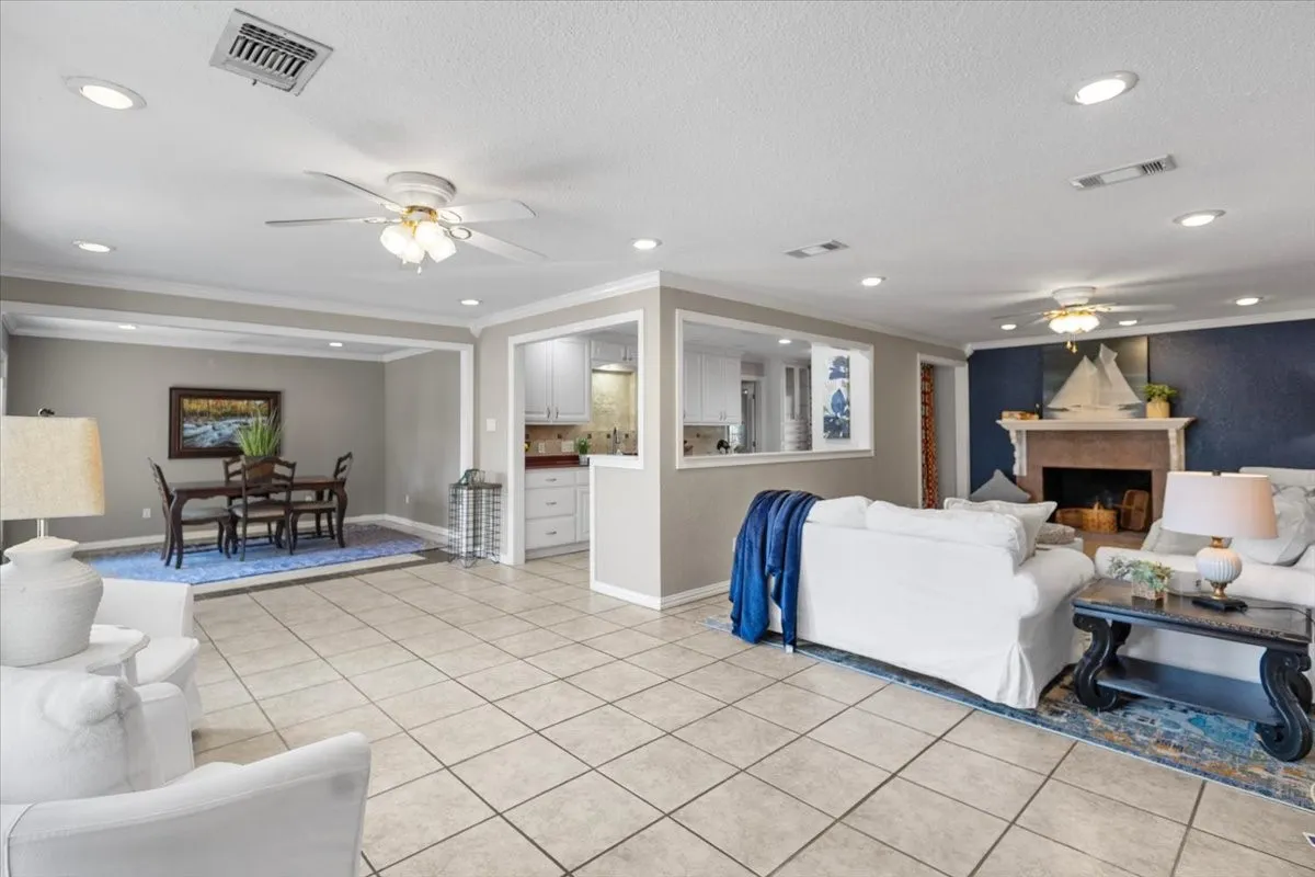 Single Family Residence For Sale in Smith County , 1715 Leisure Lane, Hideaway, Texas 75771, 3 Bedroom, 2 Bathroom, 2 Garage spaces, 2,034 Sqft, built in 1975, mls#21379580, Real Estate Agent in Hideaway, Homes For Sale in Smith county, Homes For Sale in Hideaway, Realtor in Hideaway Texas, Real Estate Brokerage Independent Realty Texas, Luminita Cordes Realtor
