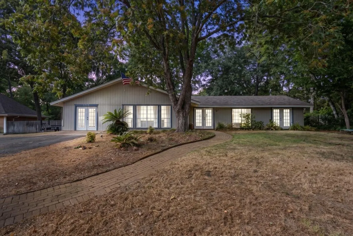 Single Family Residence For Sale in Smith County , 1715 Leisure Lane, Hideaway, Texas 75771, 3 Bedroom, 2 Bathroom, 2 Garage spaces, 2,034 Sqft, built in 1975, mls#21379580, Real Estate Agent in Hideaway, Homes For Sale in Smith county, Homes For Sale in Hideaway, Realtor in Hideaway Texas, Real Estate Brokerage Independent Realty Texas, Luminita Cordes Realtor