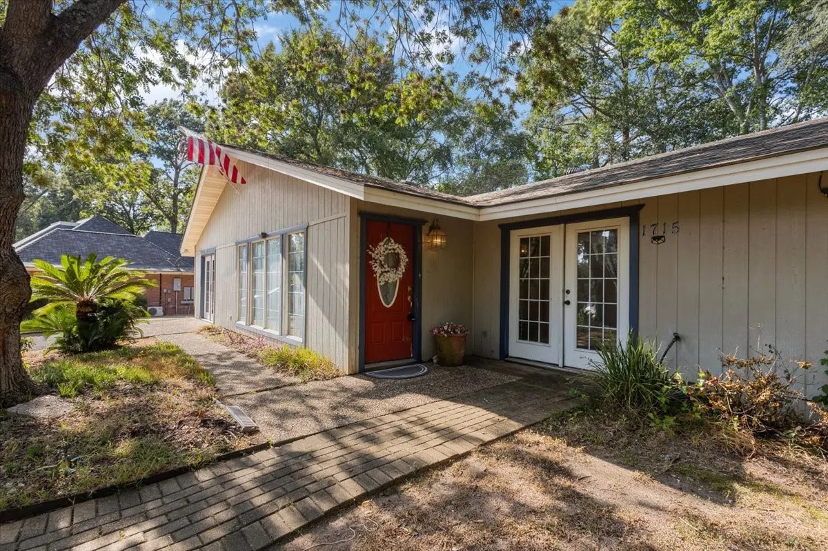 Single Family Residence For Sale in Smith County , 1715 Leisure Lane, Hideaway, Texas 75771, 3 Bedroom, 2 Bathroom, 2 Garage spaces, 2,034 Sqft, built in 1975, mls#21379580, Real Estate Agent in Hideaway, Homes For Sale in Smith county, Homes For Sale in Hideaway, Realtor in Hideaway Texas, Real Estate Brokerage Independent Realty Texas, Luminita Cordes Realtor