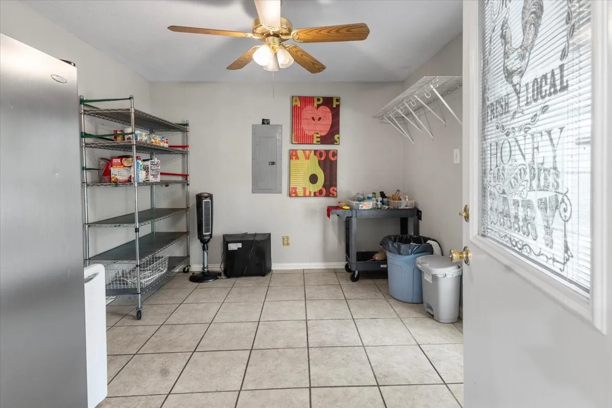 Single Family Residence For Sale in Smith County , 1715 Leisure Lane, Hideaway, Texas 75771, 3 Bedroom, 2 Bathroom, 2 Garage spaces, 2,034 Sqft, built in 1975, mls#21379580, Real Estate Agent in Hideaway, Homes For Sale in Smith county, Homes For Sale in Hideaway, Realtor in Hideaway Texas, Real Estate Brokerage Independent Realty Texas, Luminita Cordes Realtor