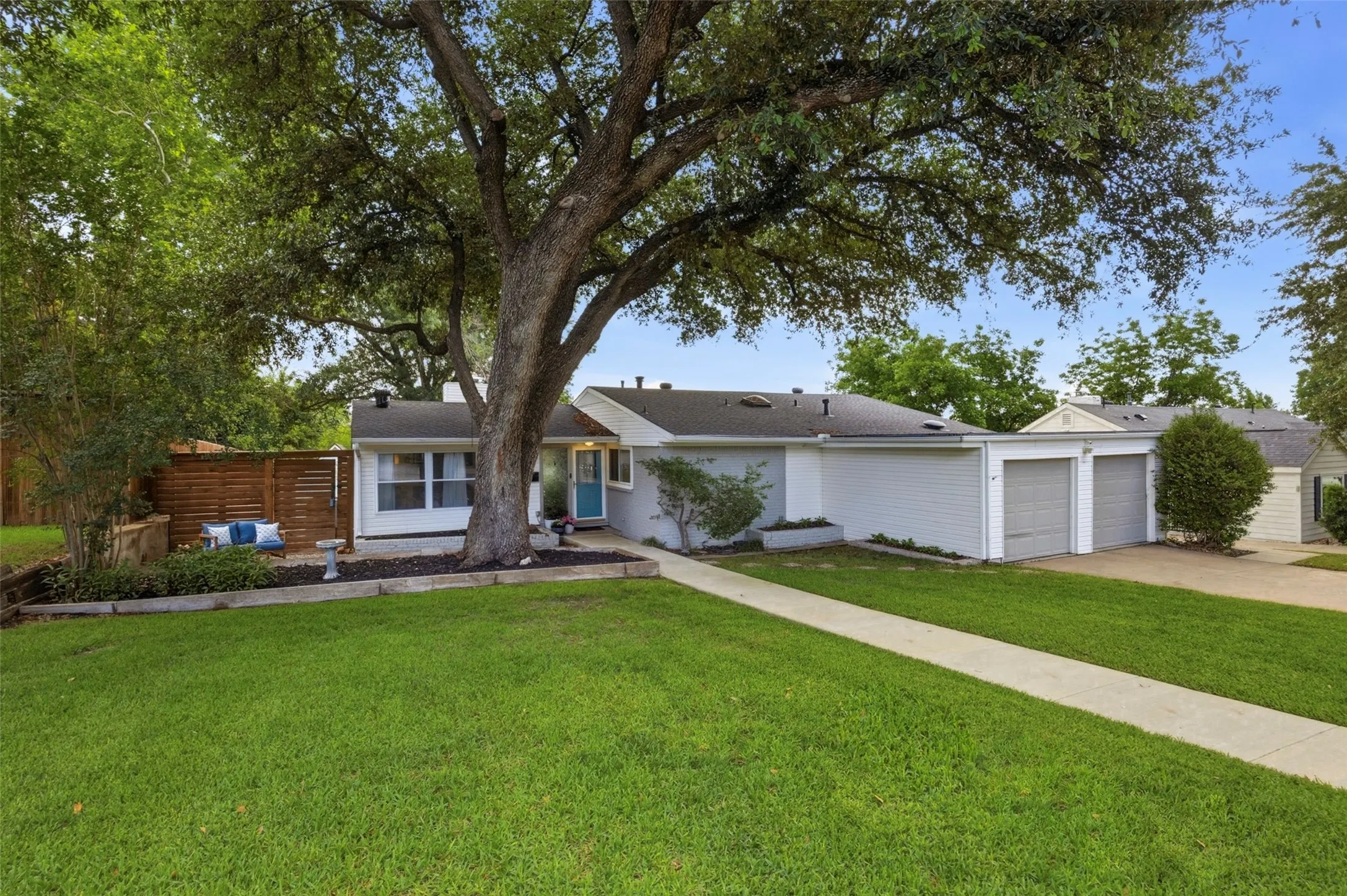 Single Family Residence For Rent in Tarrant County , 4817 Winthrop Avenue E, Fort Worth, Texas 76116, 3 Bedroom, 2 Bathroom, 2 Garage spaces, 1,716 Sqft, built in 1950, mls#21378678, Real Estate Agent in Fort Worth, Homes For Rent in Tarrant county, Homes For Rent in Fort Worth, Realtor in Fort Worth Texas, Real Estate Brokerage Independent Realty Texas, Luminita Cordes Realtor