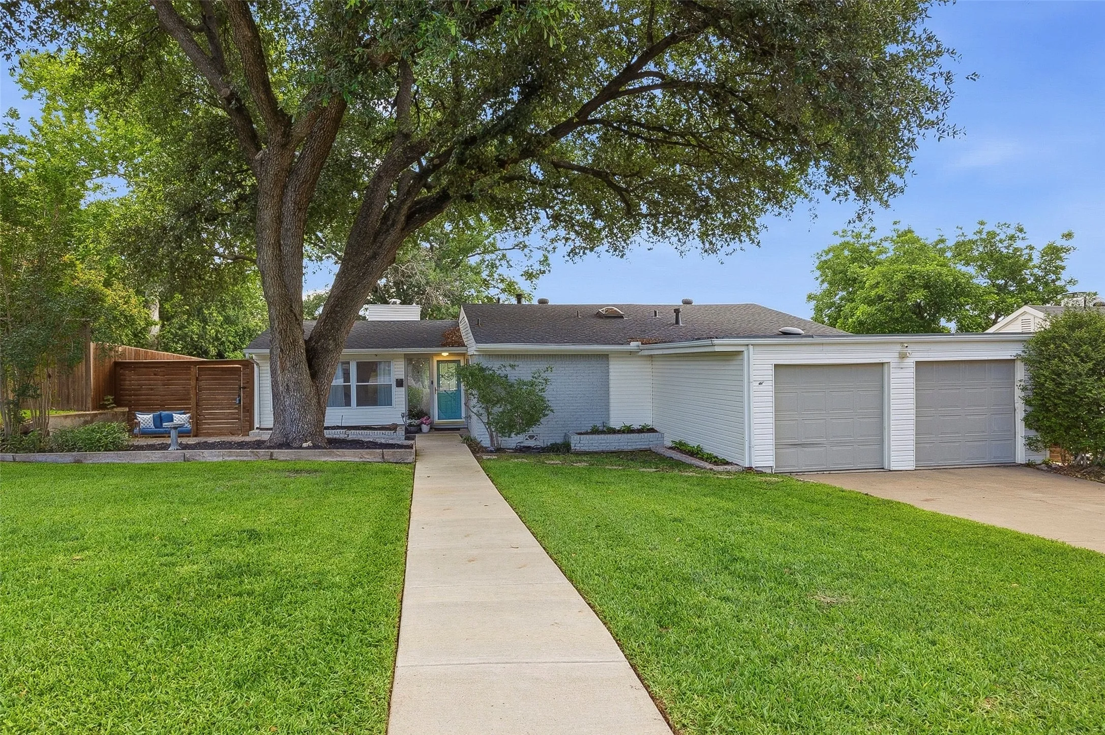 Single Family Residence For Rent in Tarrant County , 4817 Winthrop Avenue E, Fort Worth, Texas 76116, 3 Bedroom, 2 Bathroom, 2 Garage spaces, 1,716 Sqft, built in 1950, mls#21378678, Real Estate Agent in Fort Worth, Homes For Rent in Tarrant county, Homes For Rent in Fort Worth, Realtor in Fort Worth Texas, Real Estate Brokerage Independent Realty Texas, Luminita Cordes Realtor