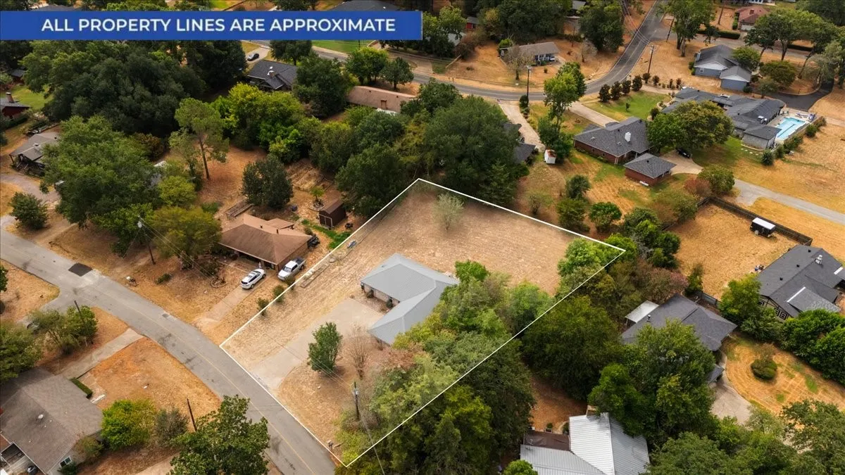 Single Family Residence For Sale in Smith County , 306 Lone Star Lane, Hideaway, Texas 75771, 3 Bedroom, 2 Bathroom, 2 Garage spaces, 1,793 Sqft, built in 1984, mls#21379590, Real Estate Agent in Hideaway, Homes For Sale in Smith county, Homes For Sale in Hideaway, Realtor in Hideaway Texas, Real Estate Brokerage Independent Realty Texas, Luminita Cordes Realtor