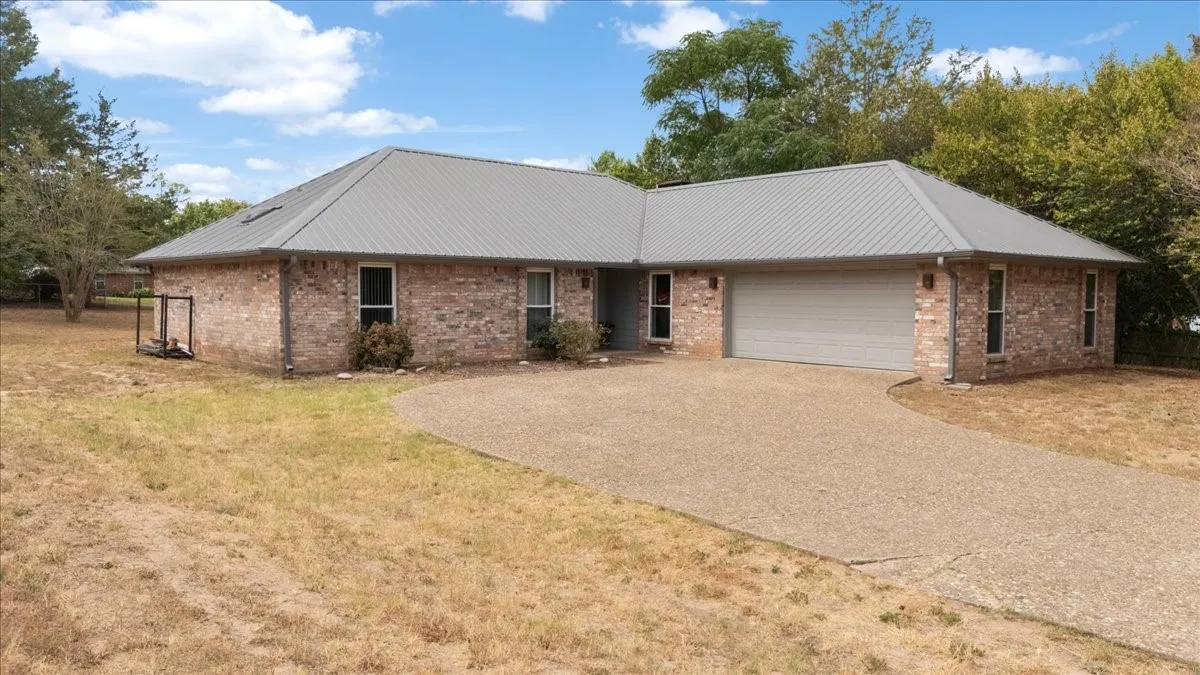 Single Family Residence For Sale in Smith County , 306 Lone Star Lane, Hideaway, Texas 75771, 3 Bedroom, 2 Bathroom, 2 Garage spaces, 1,793 Sqft, built in 1984, mls#21379590, Real Estate Agent in Hideaway, Homes For Sale in Smith county, Homes For Sale in Hideaway, Realtor in Hideaway Texas, Real Estate Brokerage Independent Realty Texas, Luminita Cordes Realtor