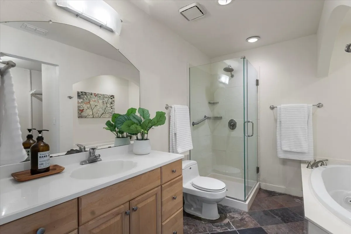 Single Family Residence For Sale in Smith County , 306 Lone Star Lane, Hideaway, Texas 75771, 3 Bedroom, 2 Bathroom, 2 Garage spaces, 1,793 Sqft, built in 1984, mls#21379590, Real Estate Agent in Hideaway, Homes For Sale in Smith county, Homes For Sale in Hideaway, Realtor in Hideaway Texas, Real Estate Brokerage Independent Realty Texas, Luminita Cordes Realtor