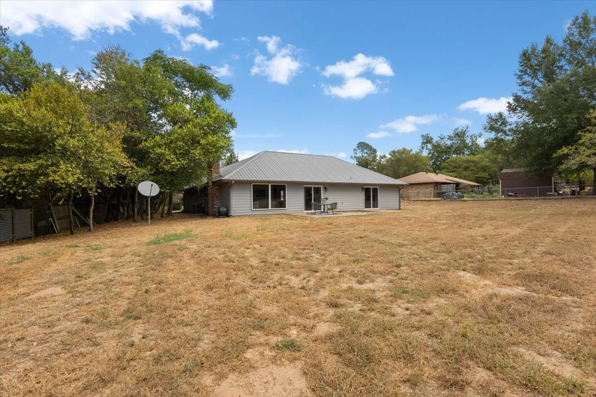 Single Family Residence For Sale in Smith County , 306 Lone Star Lane, Hideaway, Texas 75771, 3 Bedroom, 2 Bathroom, 2 Garage spaces, 1,793 Sqft, built in 1984, mls#21379590, Real Estate Agent in Hideaway, Homes For Sale in Smith county, Homes For Sale in Hideaway, Realtor in Hideaway Texas, Real Estate Brokerage Independent Realty Texas, Luminita Cordes Realtor
