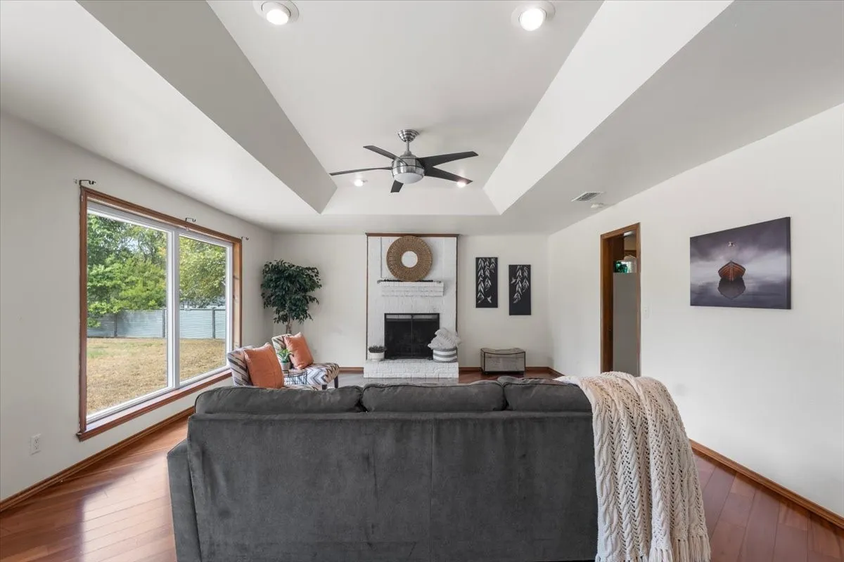 Single Family Residence For Sale in Smith County , 306 Lone Star Lane, Hideaway, Texas 75771, 3 Bedroom, 2 Bathroom, 2 Garage spaces, 1,793 Sqft, built in 1984, mls#21379590, Real Estate Agent in Hideaway, Homes For Sale in Smith county, Homes For Sale in Hideaway, Realtor in Hideaway Texas, Real Estate Brokerage Independent Realty Texas, Luminita Cordes Realtor