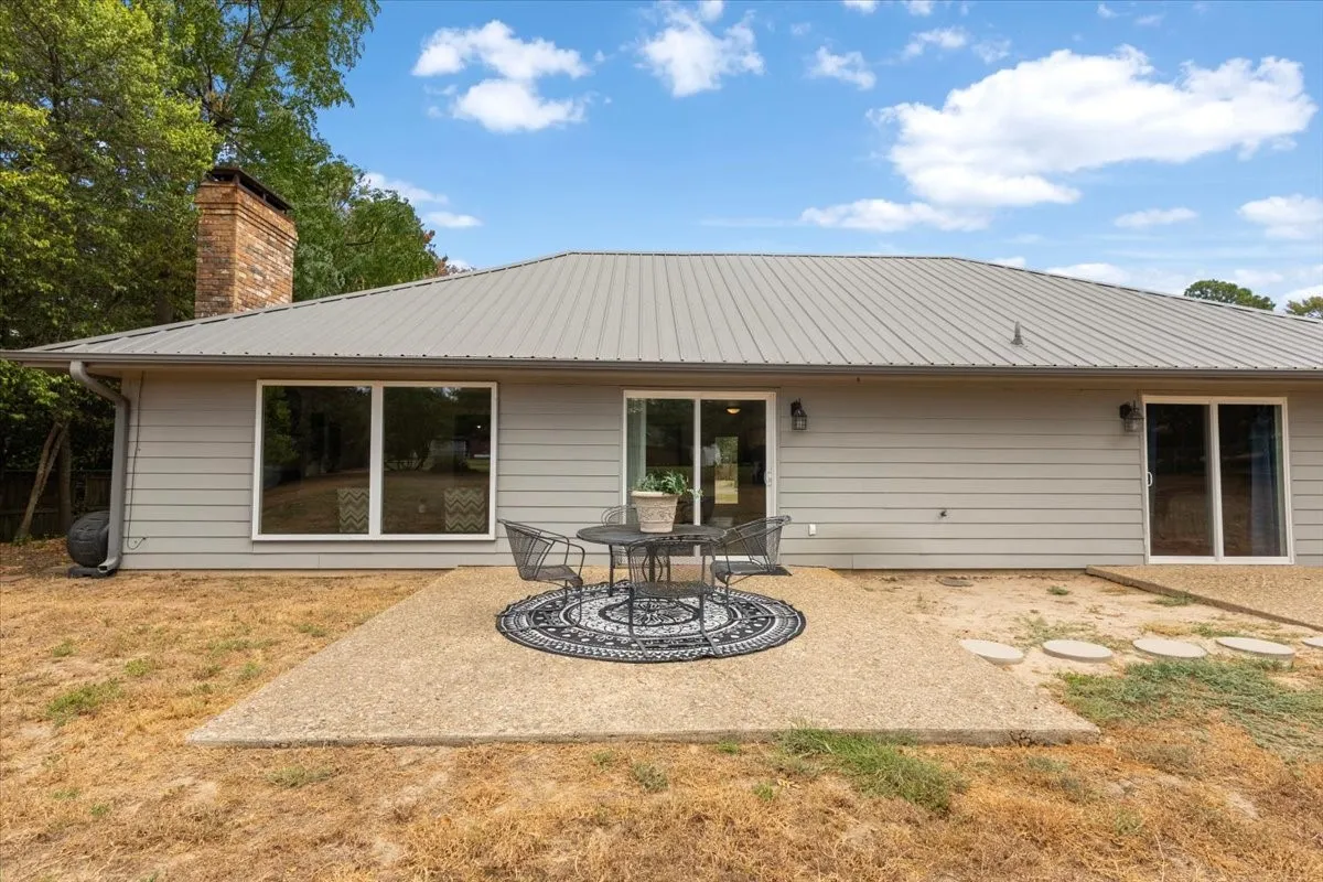 Single Family Residence For Sale in Smith County , 306 Lone Star Lane, Hideaway, Texas 75771, 3 Bedroom, 2 Bathroom, 2 Garage spaces, 1,793 Sqft, built in 1984, mls#21379590, Real Estate Agent in Hideaway, Homes For Sale in Smith county, Homes For Sale in Hideaway, Realtor in Hideaway Texas, Real Estate Brokerage Independent Realty Texas, Luminita Cordes Realtor