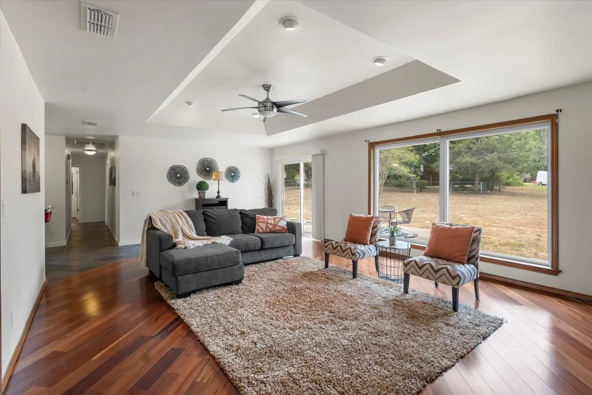 Single Family Residence For Sale in Smith County , 306 Lone Star Lane, Hideaway, Texas 75771, 3 Bedroom, 2 Bathroom, 2 Garage spaces, 1,793 Sqft, built in 1984, mls#21379590, Real Estate Agent in Hideaway, Homes For Sale in Smith county, Homes For Sale in Hideaway, Realtor in Hideaway Texas, Real Estate Brokerage Independent Realty Texas, Luminita Cordes Realtor