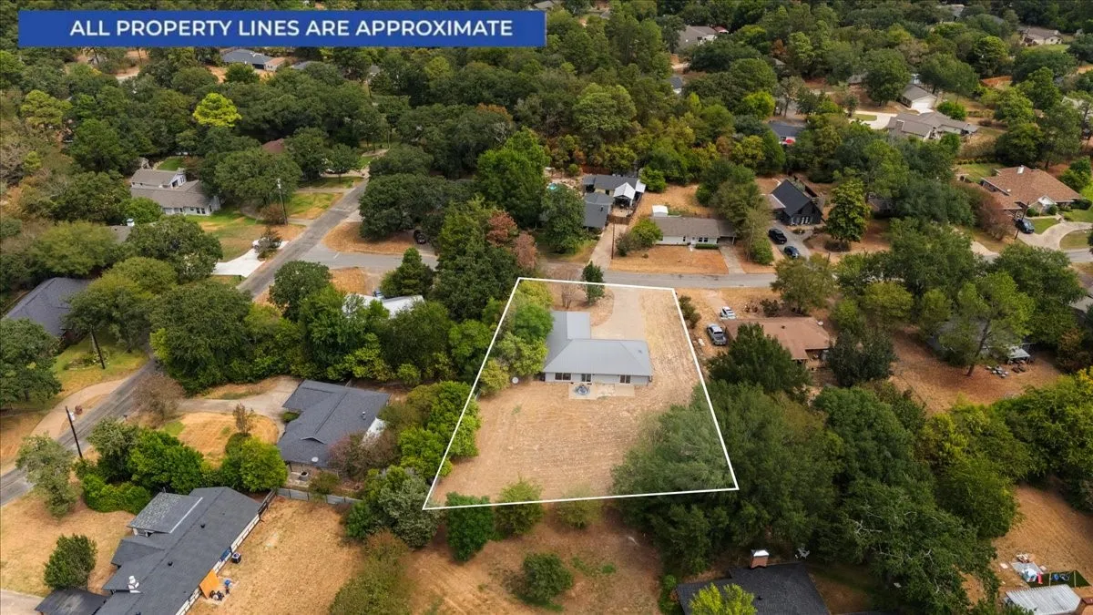 Single Family Residence For Sale in Smith County , 306 Lone Star Lane, Hideaway, Texas 75771, 3 Bedroom, 2 Bathroom, 2 Garage spaces, 1,793 Sqft, built in 1984, mls#21379590, Real Estate Agent in Hideaway, Homes For Sale in Smith county, Homes For Sale in Hideaway, Realtor in Hideaway Texas, Real Estate Brokerage Independent Realty Texas, Luminita Cordes Realtor