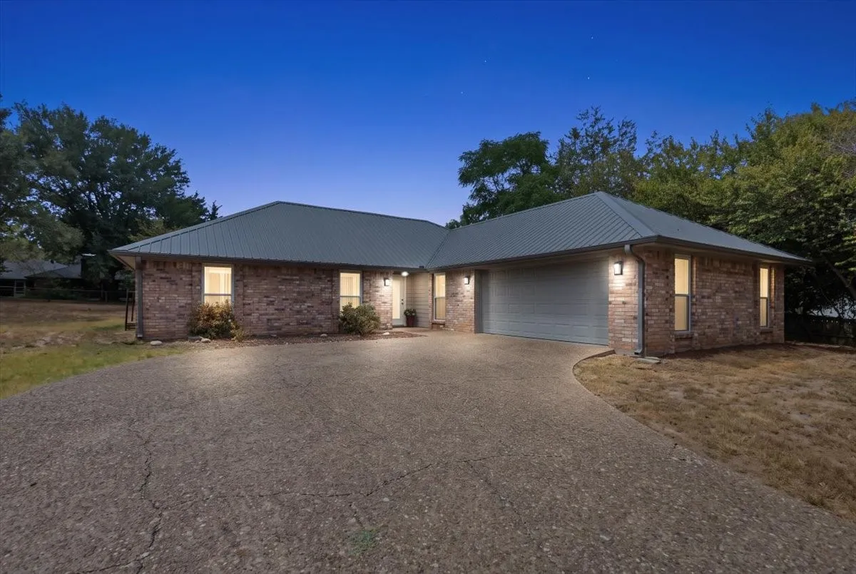 Single Family Residence For Sale in Smith County , 306 Lone Star Lane, Hideaway, Texas 75771, 3 Bedroom, 2 Bathroom, 2 Garage spaces, 1,793 Sqft, built in 1984, mls#21379590, Real Estate Agent in Hideaway, Homes For Sale in Smith county, Homes For Sale in Hideaway, Realtor in Hideaway Texas, Real Estate Brokerage Independent Realty Texas, Luminita Cordes Realtor
